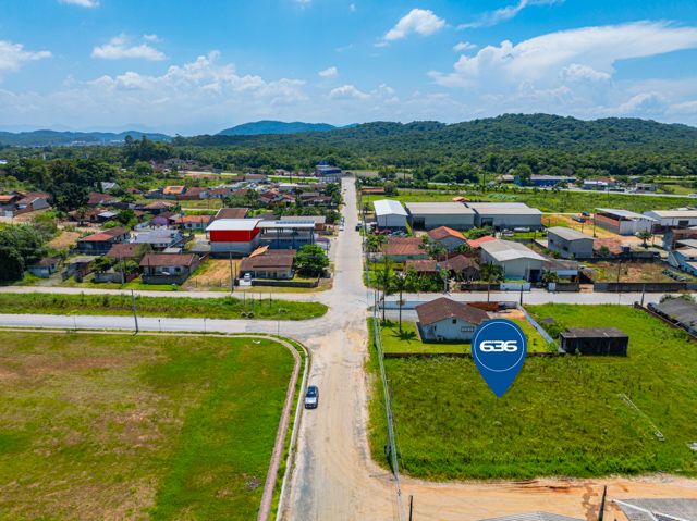 Descubra a excelência de investir no seu futuro com a 636 Negócios Imobiliários! Apresentamos um magnífico terreno em Araquari, no bairro Porto Grande, perfeitamente posicionado para uso comercial, industrial ou residencial. Com uma localização privilegiada a apenas 300 metros da BR-280, este terreno representa uma oportunidade única de construir em uma área com crescente valorização.

Detalhes do Terreno:

Área Total: 765m²
Ideal para empreendedores e investidores, este terreno está pronto para construir. A área está cercada por residências de alto padrão, garantindo um ambiente sofisticado e tranquilo para futuras construções.

Além da excelente localização e características físicas, investir em Porto Grande significa investir em uma região de crescente desenvolvimento econômico e social. Este terreno é uma escolha estratégica tanto para negócios que buscam proximidade com eixos rodoviários importantes quanto para famílias que desejam a tranquilidade de um bairro que combina qualidade de vida com fácil acesso a serviços e comércio.

Por que escolher a 636 Negócios Imobiliários?
 
636 NEGÓCIOS IMOBILIÁRIOS: A SUA MELHOR ESCOLHA
Com mais de 30 anos de experiência, a 636 Negócios Imobiliários é sua parceira ideal para encontrar o imóvel perfeito. Estamos prontos para ajudá-lo a fazer deste imóvel o seu novo lar.
 
Telefone: (47) 3451-0636
WhatsApp: (47) 99190-0636
 
Não perca esta oportunidade única. Visite nosso site para mais informações: i636.com.br