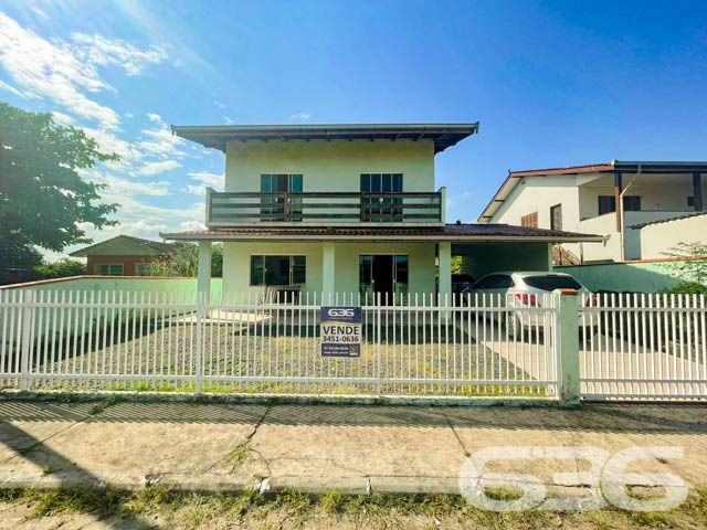 SOBRADO COM  1 SUÍTE E 3 QUARTOS , EM FRANCISCO DO SUL, SANTA CATARINA - ESTUDA PERMUTA 

São 380 m² de terreno e 220 m² de área construída de um deslumbrante e aconchegante sobrado, com piso cerâmico e teto de laje.

Para o seu total conforto o imóvel é 100% mobiliado e muito bem dividido.

Sua parte superior dispõe de 3 quartos amplos e confortáveis, sendo 2 quartos com sacada e, mais 1 suíte e banheiro social.

Na parte inferior contém um amplo espaço, com boa entrada de luz, composto de sala de estar e jantar conjugadas, cozinha, despensa, área de serviço e banheiro social. 

E mais 2 vagas de garagem cobertas. 

Na parte externa da casa contém um quintal espaçoso, com ótimas possibilidades para instalação de piscina. 

Nos fundos do terreno possui uma edícula com churrasqueira e mais 2 cômodos e banheiro.

Rodeado pela natureza modesta do bairro Ubatuba, localizado em São Francisco do Sul, uma ilha exuberante de belas praias e paisagens fantásticas com inúmeras opções de lazer ao ar livre, com uma posição geográfica privilegiada com acesso rápido a qualquer outro bairro da região, há cerca de 500 metros da praia de Ubatuba.

Agende sua visita com um de nossos corretores e saiba mais sobre esse belo sobrado.
Telefone: (47) 3451-0636
WhatsApp: (47) 99190-0636