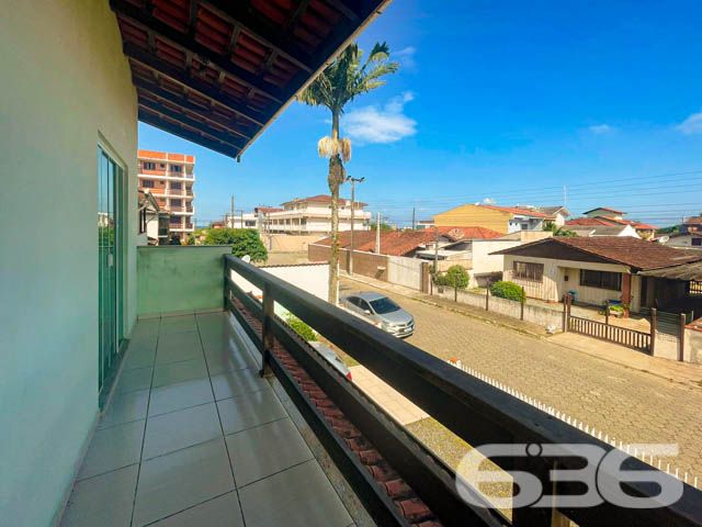 SOBRADO COM  1 SUÍTE E 3 QUARTOS , EM FRANCISCO DO SUL, SANTA CATARINA - ESTUDA PERMUTA 

São 380 m² de terreno e 220 m² de área construída de um deslumbrante e aconchegante sobrado, com piso cerâmico e teto de laje.

Para o seu total conforto o imóvel é 100% mobiliado e muito bem dividido.

Sua parte superior dispõe de 3 quartos amplos e confortáveis, sendo 2 quartos com sacada e, mais 1 suíte e banheiro social.

Na parte inferior contém um amplo espaço, com boa entrada de luz, composto de sala de estar e jantar conjugadas, cozinha, despensa, área de serviço e banheiro social. 

E mais 2 vagas de garagem cobertas. 

Na parte externa da casa contém um quintal espaçoso, com ótimas possibilidades para instalação de piscina. 

Nos fundos do terreno possui uma edícula com churrasqueira e mais 2 cômodos e banheiro.

Rodeado pela natureza modesta do bairro Ubatuba, localizado em São Francisco do Sul, uma ilha exuberante de belas praias e paisagens fantásticas com inúmeras opções de lazer ao ar livre, com uma posição geográfica privilegiada com acesso rápido a qualquer outro bairro da região, há cerca de 500 metros da praia de Ubatuba.

Agende sua visita com um de nossos corretores e saiba mais sobre esse belo sobrado.
Telefone: (47) 3451-0636
WhatsApp: (47) 99190-0636
