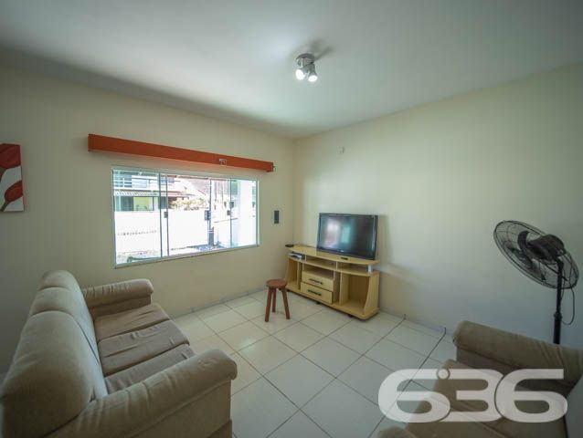 SOBRADO COM  1 SUÍTE E 3 QUARTOS , EM FRANCISCO DO SUL, SANTA CATARINA - ESTUDA PERMUTA 

São 380 m² de terreno e 220 m² de área construída de um deslumbrante e aconchegante sobrado, com piso cerâmico e teto de laje.

Para o seu total conforto o imóvel é 100% mobiliado e muito bem dividido.

Sua parte superior dispõe de 3 quartos amplos e confortáveis, sendo 2 quartos com sacada e, mais 1 suíte e banheiro social.

Na parte inferior contém um amplo espaço, com boa entrada de luz, composto de sala de estar e jantar conjugadas, cozinha, despensa, área de serviço e banheiro social. 

E mais 2 vagas de garagem cobertas. 

Na parte externa da casa contém um quintal espaçoso, com ótimas possibilidades para instalação de piscina. 

Nos fundos do terreno possui uma edícula com churrasqueira e mais 2 cômodos e banheiro.

Rodeado pela natureza modesta do bairro Ubatuba, localizado em São Francisco do Sul, uma ilha exuberante de belas praias e paisagens fantásticas com inúmeras opções de lazer ao ar livre, com uma posição geográfica privilegiada com acesso rápido a qualquer outro bairro da região, há cerca de 500 metros da praia de Ubatuba.

Agende sua visita com um de nossos corretores e saiba mais sobre esse belo sobrado.
Telefone: (47) 3451-0636
WhatsApp: (47) 99190-0636