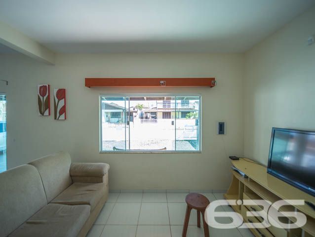 SOBRADO COM  1 SUÍTE E 3 QUARTOS , EM FRANCISCO DO SUL, SANTA CATARINA - ESTUDA PERMUTA 

São 380 m² de terreno e 220 m² de área construída de um deslumbrante e aconchegante sobrado, com piso cerâmico e teto de laje.

Para o seu total conforto o imóvel é 100% mobiliado e muito bem dividido.

Sua parte superior dispõe de 3 quartos amplos e confortáveis, sendo 2 quartos com sacada e, mais 1 suíte e banheiro social.

Na parte inferior contém um amplo espaço, com boa entrada de luz, composto de sala de estar e jantar conjugadas, cozinha, despensa, área de serviço e banheiro social. 

E mais 2 vagas de garagem cobertas. 

Na parte externa da casa contém um quintal espaçoso, com ótimas possibilidades para instalação de piscina. 

Nos fundos do terreno possui uma edícula com churrasqueira e mais 2 cômodos e banheiro.

Rodeado pela natureza modesta do bairro Ubatuba, localizado em São Francisco do Sul, uma ilha exuberante de belas praias e paisagens fantásticas com inúmeras opções de lazer ao ar livre, com uma posição geográfica privilegiada com acesso rápido a qualquer outro bairro da região, há cerca de 500 metros da praia de Ubatuba.

Agende sua visita com um de nossos corretores e saiba mais sobre esse belo sobrado.
Telefone: (47) 3451-0636
WhatsApp: (47) 99190-0636