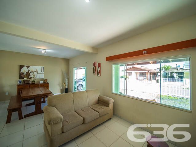SOBRADO COM  1 SUÍTE E 3 QUARTOS , EM FRANCISCO DO SUL, SANTA CATARINA - ESTUDA PERMUTA 

São 380 m² de terreno e 220 m² de área construída de um deslumbrante e aconchegante sobrado, com piso cerâmico e teto de laje.

Para o seu total conforto o imóvel é 100% mobiliado e muito bem dividido.

Sua parte superior dispõe de 3 quartos amplos e confortáveis, sendo 2 quartos com sacada e, mais 1 suíte e banheiro social.

Na parte inferior contém um amplo espaço, com boa entrada de luz, composto de sala de estar e jantar conjugadas, cozinha, despensa, área de serviço e banheiro social. 

E mais 2 vagas de garagem cobertas. 

Na parte externa da casa contém um quintal espaçoso, com ótimas possibilidades para instalação de piscina. 

Nos fundos do terreno possui uma edícula com churrasqueira e mais 2 cômodos e banheiro.

Rodeado pela natureza modesta do bairro Ubatuba, localizado em São Francisco do Sul, uma ilha exuberante de belas praias e paisagens fantásticas com inúmeras opções de lazer ao ar livre, com uma posição geográfica privilegiada com acesso rápido a qualquer outro bairro da região, há cerca de 500 metros da praia de Ubatuba.

Agende sua visita com um de nossos corretores e saiba mais sobre esse belo sobrado.
Telefone: (47) 3451-0636
WhatsApp: (47) 99190-0636