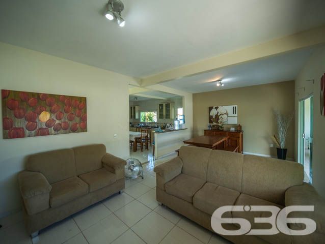 SOBRADO COM  1 SUÍTE E 3 QUARTOS , EM FRANCISCO DO SUL, SANTA CATARINA - ESTUDA PERMUTA 

São 380 m² de terreno e 220 m² de área construída de um deslumbrante e aconchegante sobrado, com piso cerâmico e teto de laje.

Para o seu total conforto o imóvel é 100% mobiliado e muito bem dividido.

Sua parte superior dispõe de 3 quartos amplos e confortáveis, sendo 2 quartos com sacada e, mais 1 suíte e banheiro social.

Na parte inferior contém um amplo espaço, com boa entrada de luz, composto de sala de estar e jantar conjugadas, cozinha, despensa, área de serviço e banheiro social. 

E mais 2 vagas de garagem cobertas. 

Na parte externa da casa contém um quintal espaçoso, com ótimas possibilidades para instalação de piscina. 

Nos fundos do terreno possui uma edícula com churrasqueira e mais 2 cômodos e banheiro.

Rodeado pela natureza modesta do bairro Ubatuba, localizado em São Francisco do Sul, uma ilha exuberante de belas praias e paisagens fantásticas com inúmeras opções de lazer ao ar livre, com uma posição geográfica privilegiada com acesso rápido a qualquer outro bairro da região, há cerca de 500 metros da praia de Ubatuba.

Agende sua visita com um de nossos corretores e saiba mais sobre esse belo sobrado.
Telefone: (47) 3451-0636
WhatsApp: (47) 99190-0636