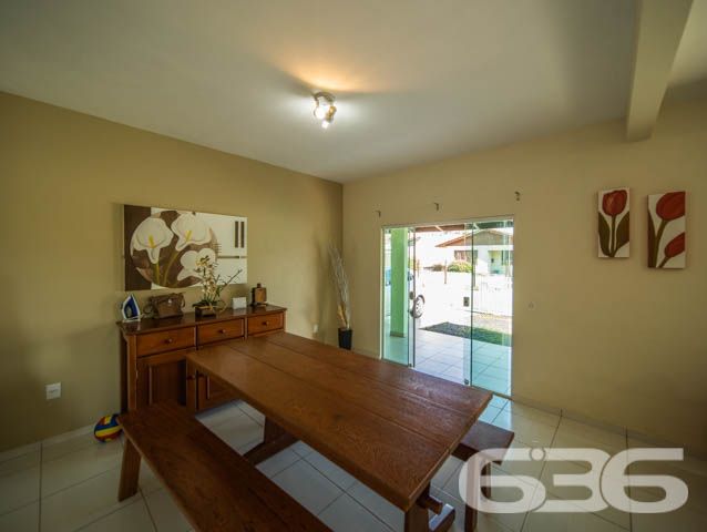SOBRADO COM  1 SUÍTE E 3 QUARTOS , EM FRANCISCO DO SUL, SANTA CATARINA - ESTUDA PERMUTA 

São 380 m² de terreno e 220 m² de área construída de um deslumbrante e aconchegante sobrado, com piso cerâmico e teto de laje.

Para o seu total conforto o imóvel é 100% mobiliado e muito bem dividido.

Sua parte superior dispõe de 3 quartos amplos e confortáveis, sendo 2 quartos com sacada e, mais 1 suíte e banheiro social.

Na parte inferior contém um amplo espaço, com boa entrada de luz, composto de sala de estar e jantar conjugadas, cozinha, despensa, área de serviço e banheiro social. 

E mais 2 vagas de garagem cobertas. 

Na parte externa da casa contém um quintal espaçoso, com ótimas possibilidades para instalação de piscina. 

Nos fundos do terreno possui uma edícula com churrasqueira e mais 2 cômodos e banheiro.

Rodeado pela natureza modesta do bairro Ubatuba, localizado em São Francisco do Sul, uma ilha exuberante de belas praias e paisagens fantásticas com inúmeras opções de lazer ao ar livre, com uma posição geográfica privilegiada com acesso rápido a qualquer outro bairro da região, há cerca de 500 metros da praia de Ubatuba.

Agende sua visita com um de nossos corretores e saiba mais sobre esse belo sobrado.
Telefone: (47) 3451-0636
WhatsApp: (47) 99190-0636