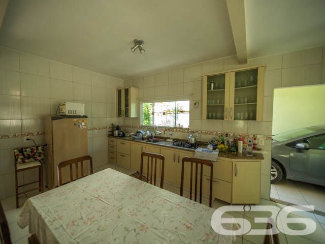 SOBRADO COM  1 SUÍTE E 3 QUARTOS , EM FRANCISCO DO SUL, SANTA CATARINA - ESTUDA PERMUTA 

São 380 m² de terreno e 220 m² de área construída de um deslumbrante e aconchegante sobrado, com piso cerâmico e teto de laje.

Para o seu total conforto o imóvel é 100% mobiliado e muito bem dividido.

Sua parte superior dispõe de 3 quartos amplos e confortáveis, sendo 2 quartos com sacada e, mais 1 suíte e banheiro social.

Na parte inferior contém um amplo espaço, com boa entrada de luz, composto de sala de estar e jantar conjugadas, cozinha, despensa, área de serviço e banheiro social. 

E mais 2 vagas de garagem cobertas. 

Na parte externa da casa contém um quintal espaçoso, com ótimas possibilidades para instalação de piscina. 

Nos fundos do terreno possui uma edícula com churrasqueira e mais 2 cômodos e banheiro.

Rodeado pela natureza modesta do bairro Ubatuba, localizado em São Francisco do Sul, uma ilha exuberante de belas praias e paisagens fantásticas com inúmeras opções de lazer ao ar livre, com uma posição geográfica privilegiada com acesso rápido a qualquer outro bairro da região, há cerca de 500 metros da praia de Ubatuba.

Agende sua visita com um de nossos corretores e saiba mais sobre esse belo sobrado.
Telefone: (47) 3451-0636
WhatsApp: (47) 99190-0636