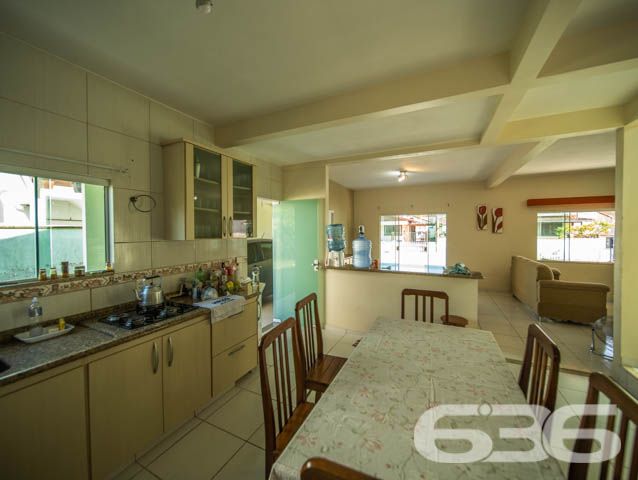 SOBRADO COM  1 SUÍTE E 3 QUARTOS , EM FRANCISCO DO SUL, SANTA CATARINA - ESTUDA PERMUTA 

São 380 m² de terreno e 220 m² de área construída de um deslumbrante e aconchegante sobrado, com piso cerâmico e teto de laje.

Para o seu total conforto o imóvel é 100% mobiliado e muito bem dividido.

Sua parte superior dispõe de 3 quartos amplos e confortáveis, sendo 2 quartos com sacada e, mais 1 suíte e banheiro social.

Na parte inferior contém um amplo espaço, com boa entrada de luz, composto de sala de estar e jantar conjugadas, cozinha, despensa, área de serviço e banheiro social. 

E mais 2 vagas de garagem cobertas. 

Na parte externa da casa contém um quintal espaçoso, com ótimas possibilidades para instalação de piscina. 

Nos fundos do terreno possui uma edícula com churrasqueira e mais 2 cômodos e banheiro.

Rodeado pela natureza modesta do bairro Ubatuba, localizado em São Francisco do Sul, uma ilha exuberante de belas praias e paisagens fantásticas com inúmeras opções de lazer ao ar livre, com uma posição geográfica privilegiada com acesso rápido a qualquer outro bairro da região, há cerca de 500 metros da praia de Ubatuba.

Agende sua visita com um de nossos corretores e saiba mais sobre esse belo sobrado.
Telefone: (47) 3451-0636
WhatsApp: (47) 99190-0636