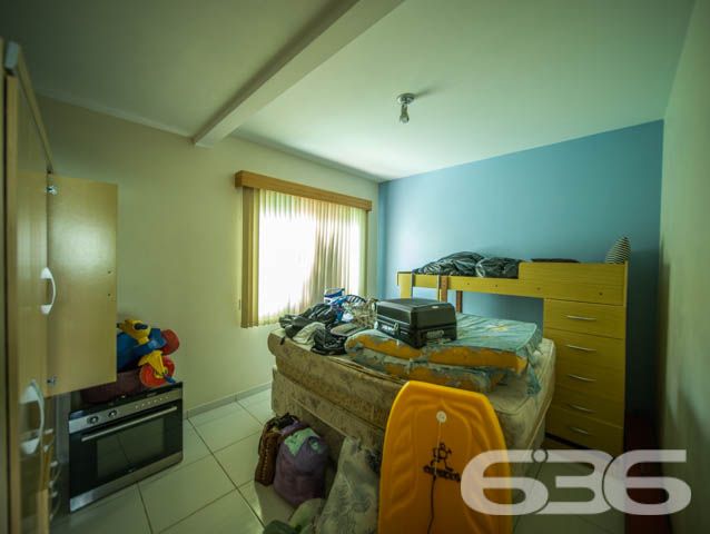 SOBRADO COM  1 SUÍTE E 3 QUARTOS , EM FRANCISCO DO SUL, SANTA CATARINA - ESTUDA PERMUTA 

São 380 m² de terreno e 220 m² de área construída de um deslumbrante e aconchegante sobrado, com piso cerâmico e teto de laje.

Para o seu total conforto o imóvel é 100% mobiliado e muito bem dividido.

Sua parte superior dispõe de 3 quartos amplos e confortáveis, sendo 2 quartos com sacada e, mais 1 suíte e banheiro social.

Na parte inferior contém um amplo espaço, com boa entrada de luz, composto de sala de estar e jantar conjugadas, cozinha, despensa, área de serviço e banheiro social. 

E mais 2 vagas de garagem cobertas. 

Na parte externa da casa contém um quintal espaçoso, com ótimas possibilidades para instalação de piscina. 

Nos fundos do terreno possui uma edícula com churrasqueira e mais 2 cômodos e banheiro.

Rodeado pela natureza modesta do bairro Ubatuba, localizado em São Francisco do Sul, uma ilha exuberante de belas praias e paisagens fantásticas com inúmeras opções de lazer ao ar livre, com uma posição geográfica privilegiada com acesso rápido a qualquer outro bairro da região, há cerca de 500 metros da praia de Ubatuba.

Agende sua visita com um de nossos corretores e saiba mais sobre esse belo sobrado.
Telefone: (47) 3451-0636
WhatsApp: (47) 99190-0636