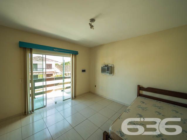 SOBRADO COM  1 SUÍTE E 3 QUARTOS , EM FRANCISCO DO SUL, SANTA CATARINA - ESTUDA PERMUTA 

São 380 m² de terreno e 220 m² de área construída de um deslumbrante e aconchegante sobrado, com piso cerâmico e teto de laje.

Para o seu total conforto o imóvel é 100% mobiliado e muito bem dividido.

Sua parte superior dispõe de 3 quartos amplos e confortáveis, sendo 2 quartos com sacada e, mais 1 suíte e banheiro social.

Na parte inferior contém um amplo espaço, com boa entrada de luz, composto de sala de estar e jantar conjugadas, cozinha, despensa, área de serviço e banheiro social. 

E mais 2 vagas de garagem cobertas. 

Na parte externa da casa contém um quintal espaçoso, com ótimas possibilidades para instalação de piscina. 

Nos fundos do terreno possui uma edícula com churrasqueira e mais 2 cômodos e banheiro.

Rodeado pela natureza modesta do bairro Ubatuba, localizado em São Francisco do Sul, uma ilha exuberante de belas praias e paisagens fantásticas com inúmeras opções de lazer ao ar livre, com uma posição geográfica privilegiada com acesso rápido a qualquer outro bairro da região, há cerca de 500 metros da praia de Ubatuba.

Agende sua visita com um de nossos corretores e saiba mais sobre esse belo sobrado.
Telefone: (47) 3451-0636
WhatsApp: (47) 99190-0636
