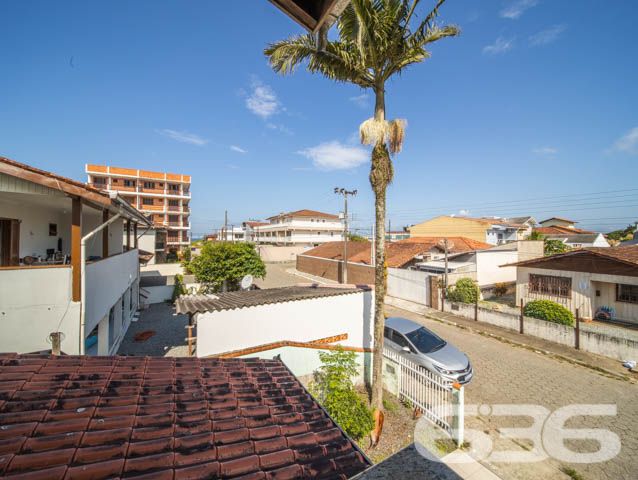 SOBRADO COM  1 SUÍTE E 3 QUARTOS , EM FRANCISCO DO SUL, SANTA CATARINA - ESTUDA PERMUTA 

São 380 m² de terreno e 220 m² de área construída de um deslumbrante e aconchegante sobrado, com piso cerâmico e teto de laje.

Para o seu total conforto o imóvel é 100% mobiliado e muito bem dividido.

Sua parte superior dispõe de 3 quartos amplos e confortáveis, sendo 2 quartos com sacada e, mais 1 suíte e banheiro social.

Na parte inferior contém um amplo espaço, com boa entrada de luz, composto de sala de estar e jantar conjugadas, cozinha, despensa, área de serviço e banheiro social. 

E mais 2 vagas de garagem cobertas. 

Na parte externa da casa contém um quintal espaçoso, com ótimas possibilidades para instalação de piscina. 

Nos fundos do terreno possui uma edícula com churrasqueira e mais 2 cômodos e banheiro.

Rodeado pela natureza modesta do bairro Ubatuba, localizado em São Francisco do Sul, uma ilha exuberante de belas praias e paisagens fantásticas com inúmeras opções de lazer ao ar livre, com uma posição geográfica privilegiada com acesso rápido a qualquer outro bairro da região, há cerca de 500 metros da praia de Ubatuba.

Agende sua visita com um de nossos corretores e saiba mais sobre esse belo sobrado.
Telefone: (47) 3451-0636
WhatsApp: (47) 99190-0636