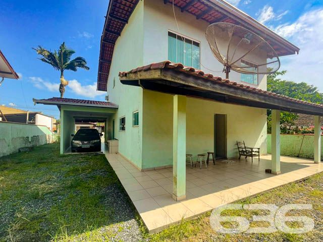 SOBRADO COM  1 SUÍTE E 3 QUARTOS , EM FRANCISCO DO SUL, SANTA CATARINA - ESTUDA PERMUTA 

São 380 m² de terreno e 220 m² de área construída de um deslumbrante e aconchegante sobrado, com piso cerâmico e teto de laje.

Para o seu total conforto o imóvel é 100% mobiliado e muito bem dividido.

Sua parte superior dispõe de 3 quartos amplos e confortáveis, sendo 2 quartos com sacada e, mais 1 suíte e banheiro social.

Na parte inferior contém um amplo espaço, com boa entrada de luz, composto de sala de estar e jantar conjugadas, cozinha, despensa, área de serviço e banheiro social. 

E mais 2 vagas de garagem cobertas. 

Na parte externa da casa contém um quintal espaçoso, com ótimas possibilidades para instalação de piscina. 

Nos fundos do terreno possui uma edícula com churrasqueira e mais 2 cômodos e banheiro.

Rodeado pela natureza modesta do bairro Ubatuba, localizado em São Francisco do Sul, uma ilha exuberante de belas praias e paisagens fantásticas com inúmeras opções de lazer ao ar livre, com uma posição geográfica privilegiada com acesso rápido a qualquer outro bairro da região, há cerca de 500 metros da praia de Ubatuba.

Agende sua visita com um de nossos corretores e saiba mais sobre esse belo sobrado.
Telefone: (47) 3451-0636
WhatsApp: (47) 99190-0636