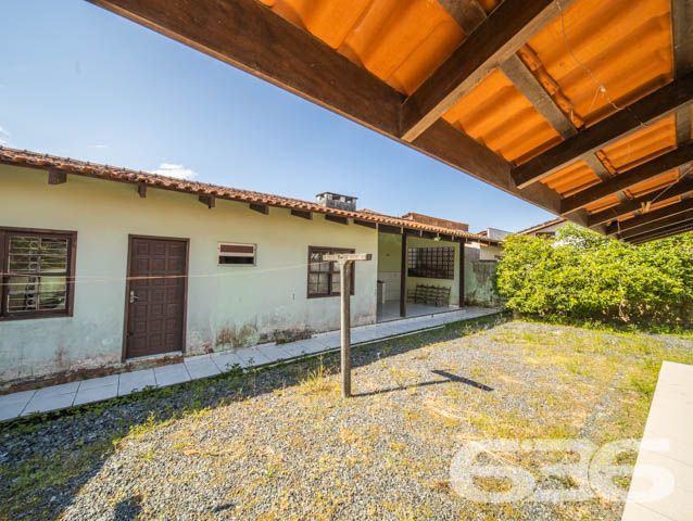 SOBRADO COM  1 SUÍTE E 3 QUARTOS , EM FRANCISCO DO SUL, SANTA CATARINA - ESTUDA PERMUTA 

São 380 m² de terreno e 220 m² de área construída de um deslumbrante e aconchegante sobrado, com piso cerâmico e teto de laje.

Para o seu total conforto o imóvel é 100% mobiliado e muito bem dividido.

Sua parte superior dispõe de 3 quartos amplos e confortáveis, sendo 2 quartos com sacada e, mais 1 suíte e banheiro social.

Na parte inferior contém um amplo espaço, com boa entrada de luz, composto de sala de estar e jantar conjugadas, cozinha, despensa, área de serviço e banheiro social. 

E mais 2 vagas de garagem cobertas. 

Na parte externa da casa contém um quintal espaçoso, com ótimas possibilidades para instalação de piscina. 

Nos fundos do terreno possui uma edícula com churrasqueira e mais 2 cômodos e banheiro.

Rodeado pela natureza modesta do bairro Ubatuba, localizado em São Francisco do Sul, uma ilha exuberante de belas praias e paisagens fantásticas com inúmeras opções de lazer ao ar livre, com uma posição geográfica privilegiada com acesso rápido a qualquer outro bairro da região, há cerca de 500 metros da praia de Ubatuba.

Agende sua visita com um de nossos corretores e saiba mais sobre esse belo sobrado.
Telefone: (47) 3451-0636
WhatsApp: (47) 99190-0636