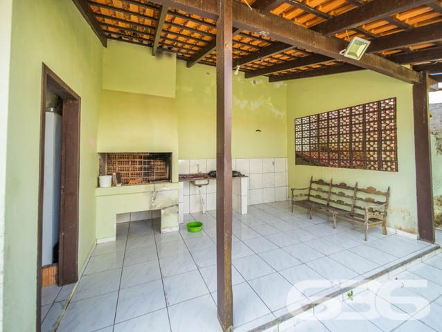 SOBRADO COM  1 SUÍTE E 3 QUARTOS , EM FRANCISCO DO SUL, SANTA CATARINA - ESTUDA PERMUTA 

São 380 m² de terreno e 220 m² de área construída de um deslumbrante e aconchegante sobrado, com piso cerâmico e teto de laje.

Para o seu total conforto o imóvel é 100% mobiliado e muito bem dividido.

Sua parte superior dispõe de 3 quartos amplos e confortáveis, sendo 2 quartos com sacada e, mais 1 suíte e banheiro social.

Na parte inferior contém um amplo espaço, com boa entrada de luz, composto de sala de estar e jantar conjugadas, cozinha, despensa, área de serviço e banheiro social. 

E mais 2 vagas de garagem cobertas. 

Na parte externa da casa contém um quintal espaçoso, com ótimas possibilidades para instalação de piscina. 

Nos fundos do terreno possui uma edícula com churrasqueira e mais 2 cômodos e banheiro.

Rodeado pela natureza modesta do bairro Ubatuba, localizado em São Francisco do Sul, uma ilha exuberante de belas praias e paisagens fantásticas com inúmeras opções de lazer ao ar livre, com uma posição geográfica privilegiada com acesso rápido a qualquer outro bairro da região, há cerca de 500 metros da praia de Ubatuba.

Agende sua visita com um de nossos corretores e saiba mais sobre esse belo sobrado.
Telefone: (47) 3451-0636
WhatsApp: (47) 99190-0636