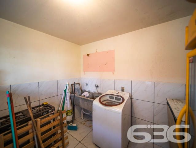 SOBRADO COM  1 SUÍTE E 3 QUARTOS , EM FRANCISCO DO SUL, SANTA CATARINA - ESTUDA PERMUTA 

São 380 m² de terreno e 220 m² de área construída de um deslumbrante e aconchegante sobrado, com piso cerâmico e teto de laje.

Para o seu total conforto o imóvel é 100% mobiliado e muito bem dividido.

Sua parte superior dispõe de 3 quartos amplos e confortáveis, sendo 2 quartos com sacada e, mais 1 suíte e banheiro social.

Na parte inferior contém um amplo espaço, com boa entrada de luz, composto de sala de estar e jantar conjugadas, cozinha, despensa, área de serviço e banheiro social. 

E mais 2 vagas de garagem cobertas. 

Na parte externa da casa contém um quintal espaçoso, com ótimas possibilidades para instalação de piscina. 

Nos fundos do terreno possui uma edícula com churrasqueira e mais 2 cômodos e banheiro.

Rodeado pela natureza modesta do bairro Ubatuba, localizado em São Francisco do Sul, uma ilha exuberante de belas praias e paisagens fantásticas com inúmeras opções de lazer ao ar livre, com uma posição geográfica privilegiada com acesso rápido a qualquer outro bairro da região, há cerca de 500 metros da praia de Ubatuba.

Agende sua visita com um de nossos corretores e saiba mais sobre esse belo sobrado.
Telefone: (47) 3451-0636
WhatsApp: (47) 99190-0636