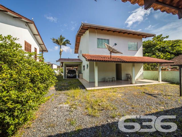 SOBRADO COM  1 SUÍTE E 3 QUARTOS , EM FRANCISCO DO SUL, SANTA CATARINA - ESTUDA PERMUTA 

São 380 m² de terreno e 220 m² de área construída de um deslumbrante e aconchegante sobrado, com piso cerâmico e teto de laje.

Para o seu total conforto o imóvel é 100% mobiliado e muito bem dividido.

Sua parte superior dispõe de 3 quartos amplos e confortáveis, sendo 2 quartos com sacada e, mais 1 suíte e banheiro social.

Na parte inferior contém um amplo espaço, com boa entrada de luz, composto de sala de estar e jantar conjugadas, cozinha, despensa, área de serviço e banheiro social. 

E mais 2 vagas de garagem cobertas. 

Na parte externa da casa contém um quintal espaçoso, com ótimas possibilidades para instalação de piscina. 

Nos fundos do terreno possui uma edícula com churrasqueira e mais 2 cômodos e banheiro.

Rodeado pela natureza modesta do bairro Ubatuba, localizado em São Francisco do Sul, uma ilha exuberante de belas praias e paisagens fantásticas com inúmeras opções de lazer ao ar livre, com uma posição geográfica privilegiada com acesso rápido a qualquer outro bairro da região, há cerca de 500 metros da praia de Ubatuba.

Agende sua visita com um de nossos corretores e saiba mais sobre esse belo sobrado.
Telefone: (47) 3451-0636
WhatsApp: (47) 99190-0636