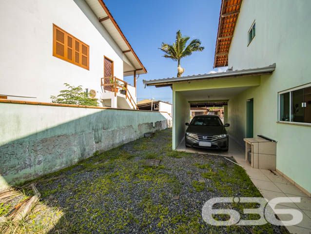 SOBRADO COM  1 SUÍTE E 3 QUARTOS , EM FRANCISCO DO SUL, SANTA CATARINA - ESTUDA PERMUTA 

São 380 m² de terreno e 220 m² de área construída de um deslumbrante e aconchegante sobrado, com piso cerâmico e teto de laje.

Para o seu total conforto o imóvel é 100% mobiliado e muito bem dividido.

Sua parte superior dispõe de 3 quartos amplos e confortáveis, sendo 2 quartos com sacada e, mais 1 suíte e banheiro social.

Na parte inferior contém um amplo espaço, com boa entrada de luz, composto de sala de estar e jantar conjugadas, cozinha, despensa, área de serviço e banheiro social. 

E mais 2 vagas de garagem cobertas. 

Na parte externa da casa contém um quintal espaçoso, com ótimas possibilidades para instalação de piscina. 

Nos fundos do terreno possui uma edícula com churrasqueira e mais 2 cômodos e banheiro.

Rodeado pela natureza modesta do bairro Ubatuba, localizado em São Francisco do Sul, uma ilha exuberante de belas praias e paisagens fantásticas com inúmeras opções de lazer ao ar livre, com uma posição geográfica privilegiada com acesso rápido a qualquer outro bairro da região, há cerca de 500 metros da praia de Ubatuba.

Agende sua visita com um de nossos corretores e saiba mais sobre esse belo sobrado.
Telefone: (47) 3451-0636
WhatsApp: (47) 99190-0636