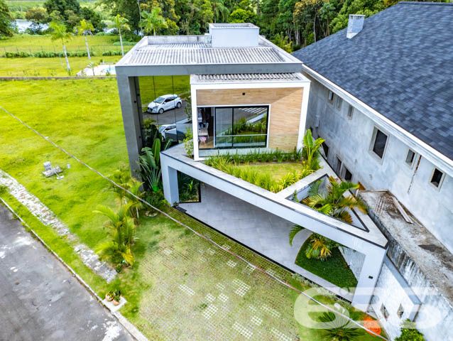 IMÓVEL DE LUXO COM EXCLUSIVIDADE E SOFISTICAÇÃO NO CORAÇÃO DE ARAQUARI!
Descubra este imponente imóvel de 285m², situado no prestigiado centro de Araquari. Com um terreno de 364m², esta residência oferece uma experiência de vida luxuosa e sofisticada, destacando-se por sua arquitetura elegante e acabamentos de alto padrão.
Espaços Planejados para Experiências Únicas
Este lar foi meticulosamente projetado para proporcionar conforto e estilo. Com 3 suítes espaçosas, sendo uma com closet, cinco banheiros e uma sala íntima aconchegante, cada espaço convida ao relaxamento. A cozinha gourmet, integrada à sala de estar e jantar, é perfeita para quem adora cozinhar e entreter. O jardim de inverno e a sacada oferecem momentos de tranquilidade e contemplação.
Lazer e Segurança no Seu Dia a Dia
A área de festas com piscina é um verdadeiro espetáculo, ideal para receber amigos e familiares. A churrasqueira e a cozinha gourmet externa complementam o cenário perfeito para celebrações memoráveis. Além disso, o imóvel conta com sistema de segurança completo, incluindo alarme, cerca elétrica e vigilância eletrônica.
Localização Privilegiada e Infraestrutura Completa
Localizado no coração de Araquari, este imóvel está próximo a todas as comodidades urbanas, sem abrir mão da tranquilidade e do charme de uma das áreas mais desejadas da cidade.
636 Negócios Imobiliários: Transformando Sonhos em Realidade
Com mais de 30 anos de experiência, a 636 Negócios Imobiliários é especialista em encontrar o lar dos seus sonhos. Para mais informações, entre em contato pelo telefone (47) 3448-3636 ou WhatsApp (47) 99190-0636. Nosso compromisso é oferecer um serviço de excelência, garantindo a realização do seu sonho imobiliário.