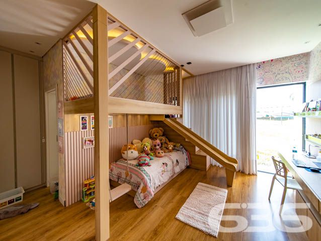 IMÓVEL DE LUXO COM EXCLUSIVIDADE E SOFISTICAÇÃO NO CORAÇÃO DE ARAQUARI!
Descubra este imponente imóvel de 285m², situado no prestigiado centro de Araquari. Com um terreno de 364m², esta residência oferece uma experiência de vida luxuosa e sofisticada, destacando-se por sua arquitetura elegante e acabamentos de alto padrão.
Espaços Planejados para Experiências Únicas
Este lar foi meticulosamente projetado para proporcionar conforto e estilo. Com 3 suítes espaçosas, sendo uma com closet, cinco banheiros e uma sala íntima aconchegante, cada espaço convida ao relaxamento. A cozinha gourmet, integrada à sala de estar e jantar, é perfeita para quem adora cozinhar e entreter. O jardim de inverno e a sacada oferecem momentos de tranquilidade e contemplação.
Lazer e Segurança no Seu Dia a Dia
A área de festas com piscina é um verdadeiro espetáculo, ideal para receber amigos e familiares. A churrasqueira e a cozinha gourmet externa complementam o cenário perfeito para celebrações memoráveis. Além disso, o imóvel conta com sistema de segurança completo, incluindo alarme, cerca elétrica e vigilância eletrônica.
Localização Privilegiada e Infraestrutura Completa
Localizado no coração de Araquari, este imóvel está próximo a todas as comodidades urbanas, sem abrir mão da tranquilidade e do charme de uma das áreas mais desejadas da cidade.
636 Negócios Imobiliários: Transformando Sonhos em Realidade
Com mais de 30 anos de experiência, a 636 Negócios Imobiliários é especialista em encontrar o lar dos seus sonhos. Para mais informações, entre em contato pelo telefone (47) 3448-3636 ou WhatsApp (47) 99190-0636. Nosso compromisso é oferecer um serviço de excelência, garantindo a realização do seu sonho imobiliário.