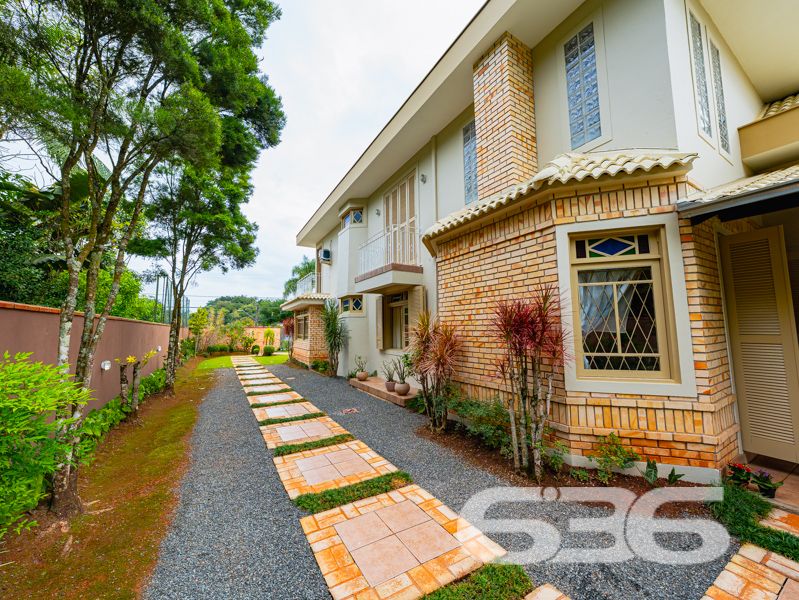 Seu novo lar no bairro Glória, em Joinville, espera por você!
Essa residência única é um verdadeiro convite à qualidade de vida, conforto e segurança. Com 371,40 m² de área, este sobrado, edificado em um terreno plano e regular de 960 m², se destaca por sua arquitetura imponente, ambientes generosos e localização estratégica em rua pavimentada, com face norte e ótima incidência solar.
O interior do imóvel impressiona com pé-direito alto, iluminação natural abundante e detalhes em vidro colorido que agregam charme e personalidade. A área social é integrada e envolvente: a sala de estar com lareira, a sala de jantar e a cozinha gourmet equipada com móveis sob medida e fogão a lenha criam o ambiente ideal para receber bem e viver momentos memoráveis em família.
A residência conta com 2 dormitórios, sendo 1 suíte com sacada privativa, 2 banheiros sociais, 1 lavabo, home office, ampla área de serviço, garagem coberta para 2 veículos e 5 vagas descobertas. Todos os cômodos foram pensados para oferecer funcionalidade e aconchego, com acabamentos de qualidade, móveis de cozinha inclusos e climatização.
Na área externa, o jardim é amplo e bem cuidado, perfeito para crianças ou pets, e conta com piscina, ideal para os dias quentes de verão. A propriedade também possui portão eletrônico, sistema de vigilância eletrônica com monitoramento privado, garantindo tranquilidade e segurança.
Localizada no coração do bairro Glória — um dos mais valorizados de Joinville —, essa residência está próxima a escolas, mercados, serviços essenciais e vias de acesso rápido ao centro e outras regiões da cidade.
Não perca esta oportunidade única de viver com conforto, espaço e segurança em um imóvel completo, sólido e pronto para morar!
Agende uma visita com a equipe da 636 Negócios Imobiliários — há mais de 30 anos transformando imóveis em conquistas reais.
636 NEGÓCIOS IMOBILIÁRIOS: A SUA MELHOR ESCOLHA
Com mais de 30 anos de experiência, a 636 Negócios Imobiliários é sua parceira ideal para encontrar o imóvel perfeito. Estamos prontos para ajudá-lo a fazer deste imóvel o seu novo lar.
Telefone: (47) 3451-0636
WhatsApp: (47) 99190-0636
Não perca esta oportunidade única. Visite nosso site para mais informações: i636.com.br