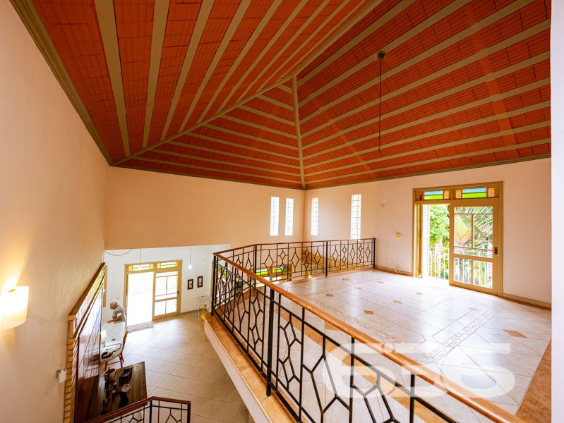 Seu novo lar no bairro Glória, em Joinville, espera por você!
Essa residência única é um verdadeiro convite à qualidade de vida, conforto e segurança. Com 371,40 m² de área, este sobrado, edificado em um terreno plano e regular de 960 m², se destaca por sua arquitetura imponente, ambientes generosos e localização estratégica em rua pavimentada, com face norte e ótima incidência solar.
O interior do imóvel impressiona com pé-direito alto, iluminação natural abundante e detalhes em vidro colorido que agregam charme e personalidade. A área social é integrada e envolvente: a sala de estar com lareira, a sala de jantar e a cozinha gourmet equipada com móveis sob medida e fogão a lenha criam o ambiente ideal para receber bem e viver momentos memoráveis em família.
A residência conta com 2 dormitórios, sendo 1 suíte com sacada privativa, 2 banheiros sociais, 1 lavabo, home office, ampla área de serviço, garagem coberta para 2 veículos e 5 vagas descobertas. Todos os cômodos foram pensados para oferecer funcionalidade e aconchego, com acabamentos de qualidade, móveis de cozinha inclusos e climatização.
Na área externa, o jardim é amplo e bem cuidado, perfeito para crianças ou pets, e conta com piscina, ideal para os dias quentes de verão. A propriedade também possui portão eletrônico, sistema de vigilância eletrônica com monitoramento privado, garantindo tranquilidade e segurança.
Localizada no coração do bairro Glória — um dos mais valorizados de Joinville —, essa residência está próxima a escolas, mercados, serviços essenciais e vias de acesso rápido ao centro e outras regiões da cidade.
Não perca esta oportunidade única de viver com conforto, espaço e segurança em um imóvel completo, sólido e pronto para morar!
Agende uma visita com a equipe da 636 Negócios Imobiliários — há mais de 30 anos transformando imóveis em conquistas reais.
636 NEGÓCIOS IMOBILIÁRIOS: A SUA MELHOR ESCOLHA
Com mais de 30 anos de experiência, a 636 Negócios Imobiliários é sua parceira ideal para encontrar o imóvel perfeito. Estamos prontos para ajudá-lo a fazer deste imóvel o seu novo lar.
Telefone: (47) 3451-0636
WhatsApp: (47) 99190-0636
Não perca esta oportunidade única. Visite nosso site para mais informações: i636.com.br