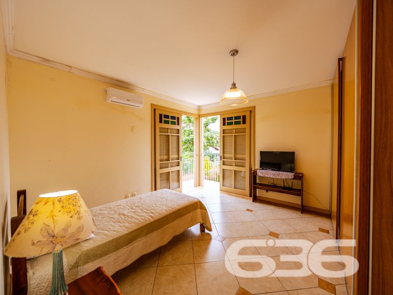 Seu novo lar no bairro Glória, em Joinville, espera por você!
Essa residência única é um verdadeiro convite à qualidade de vida, conforto e segurança. Com 371,40 m² de área, este sobrado, edificado em um terreno plano e regular de 960 m², se destaca por sua arquitetura imponente, ambientes generosos e localização estratégica em rua pavimentada, com face norte e ótima incidência solar.
O interior do imóvel impressiona com pé-direito alto, iluminação natural abundante e detalhes em vidro colorido que agregam charme e personalidade. A área social é integrada e envolvente: a sala de estar com lareira, a sala de jantar e a cozinha gourmet equipada com móveis sob medida e fogão a lenha criam o ambiente ideal para receber bem e viver momentos memoráveis em família.
A residência conta com 2 dormitórios, sendo 1 suíte com sacada privativa, 2 banheiros sociais, 1 lavabo, home office, ampla área de serviço, garagem coberta para 2 veículos e 5 vagas descobertas. Todos os cômodos foram pensados para oferecer funcionalidade e aconchego, com acabamentos de qualidade, móveis de cozinha inclusos e climatização.
Na área externa, o jardim é amplo e bem cuidado, perfeito para crianças ou pets, e conta com piscina, ideal para os dias quentes de verão. A propriedade também possui portão eletrônico, sistema de vigilância eletrônica com monitoramento privado, garantindo tranquilidade e segurança.
Localizada no coração do bairro Glória — um dos mais valorizados de Joinville —, essa residência está próxima a escolas, mercados, serviços essenciais e vias de acesso rápido ao centro e outras regiões da cidade.
Não perca esta oportunidade única de viver com conforto, espaço e segurança em um imóvel completo, sólido e pronto para morar!
Agende uma visita com a equipe da 636 Negócios Imobiliários — há mais de 30 anos transformando imóveis em conquistas reais.
636 NEGÓCIOS IMOBILIÁRIOS: A SUA MELHOR ESCOLHA
Com mais de 30 anos de experiência, a 636 Negócios Imobiliários é sua parceira ideal para encontrar o imóvel perfeito. Estamos prontos para ajudá-lo a fazer deste imóvel o seu novo lar.
Telefone: (47) 3451-0636
WhatsApp: (47) 99190-0636
Não perca esta oportunidade única. Visite nosso site para mais informações: i636.com.br