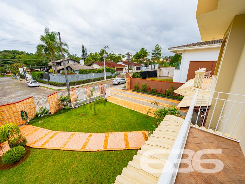 Seu novo lar no bairro Glória, em Joinville, espera por você!
Essa residência única é um verdadeiro convite à qualidade de vida, conforto e segurança. Com 371,40 m² de área, este sobrado, edificado em um terreno plano e regular de 960 m², se destaca por sua arquitetura imponente, ambientes generosos e localização estratégica em rua pavimentada, com face norte e ótima incidência solar.
O interior do imóvel impressiona com pé-direito alto, iluminação natural abundante e detalhes em vidro colorido que agregam charme e personalidade. A área social é integrada e envolvente: a sala de estar com lareira, a sala de jantar e a cozinha gourmet equipada com móveis sob medida e fogão a lenha criam o ambiente ideal para receber bem e viver momentos memoráveis em família.
A residência conta com 2 dormitórios, sendo 1 suíte com sacada privativa, 2 banheiros sociais, 1 lavabo, home office, ampla área de serviço, garagem coberta para 2 veículos e 5 vagas descobertas. Todos os cômodos foram pensados para oferecer funcionalidade e aconchego, com acabamentos de qualidade, móveis de cozinha inclusos e climatização.
Na área externa, o jardim é amplo e bem cuidado, perfeito para crianças ou pets, e conta com piscina, ideal para os dias quentes de verão. A propriedade também possui portão eletrônico, sistema de vigilância eletrônica com monitoramento privado, garantindo tranquilidade e segurança.
Localizada no coração do bairro Glória — um dos mais valorizados de Joinville —, essa residência está próxima a escolas, mercados, serviços essenciais e vias de acesso rápido ao centro e outras regiões da cidade.
Não perca esta oportunidade única de viver com conforto, espaço e segurança em um imóvel completo, sólido e pronto para morar!
Agende uma visita com a equipe da 636 Negócios Imobiliários — há mais de 30 anos transformando imóveis em conquistas reais.
636 NEGÓCIOS IMOBILIÁRIOS: A SUA MELHOR ESCOLHA
Com mais de 30 anos de experiência, a 636 Negócios Imobiliários é sua parceira ideal para encontrar o imóvel perfeito. Estamos prontos para ajudá-lo a fazer deste imóvel o seu novo lar.
Telefone: (47) 3451-0636
WhatsApp: (47) 99190-0636
Não perca esta oportunidade única. Visite nosso site para mais informações: i636.com.br