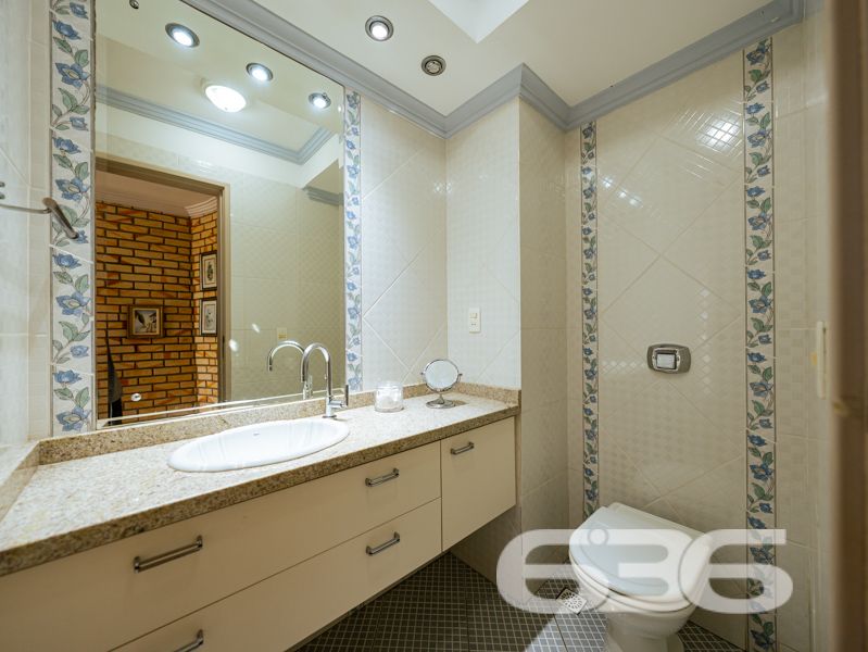 Seu novo lar no bairro Glória, em Joinville, espera por você!
Essa residência única é um verdadeiro convite à qualidade de vida, conforto e segurança. Com 371,40 m² de área, este sobrado, edificado em um terreno plano e regular de 960 m², se destaca por sua arquitetura imponente, ambientes generosos e localização estratégica em rua pavimentada, com face norte e ótima incidência solar.
O interior do imóvel impressiona com pé-direito alto, iluminação natural abundante e detalhes em vidro colorido que agregam charme e personalidade. A área social é integrada e envolvente: a sala de estar com lareira, a sala de jantar e a cozinha gourmet equipada com móveis sob medida e fogão a lenha criam o ambiente ideal para receber bem e viver momentos memoráveis em família.
A residência conta com 2 dormitórios, sendo 1 suíte com sacada privativa, 2 banheiros sociais, 1 lavabo, home office, ampla área de serviço, garagem coberta para 2 veículos e 5 vagas descobertas. Todos os cômodos foram pensados para oferecer funcionalidade e aconchego, com acabamentos de qualidade, móveis de cozinha inclusos e climatização.
Na área externa, o jardim é amplo e bem cuidado, perfeito para crianças ou pets, e conta com piscina, ideal para os dias quentes de verão. A propriedade também possui portão eletrônico, sistema de vigilância eletrônica com monitoramento privado, garantindo tranquilidade e segurança.
Localizada no coração do bairro Glória — um dos mais valorizados de Joinville —, essa residência está próxima a escolas, mercados, serviços essenciais e vias de acesso rápido ao centro e outras regiões da cidade.
Não perca esta oportunidade única de viver com conforto, espaço e segurança em um imóvel completo, sólido e pronto para morar!
Agende uma visita com a equipe da 636 Negócios Imobiliários — há mais de 30 anos transformando imóveis em conquistas reais.
636 NEGÓCIOS IMOBILIÁRIOS: A SUA MELHOR ESCOLHA
Com mais de 30 anos de experiência, a 636 Negócios Imobiliários é sua parceira ideal para encontrar o imóvel perfeito. Estamos prontos para ajudá-lo a fazer deste imóvel o seu novo lar.
Telefone: (47) 3451-0636
WhatsApp: (47) 99190-0636
Não perca esta oportunidade única. Visite nosso site para mais informações: i636.com.br