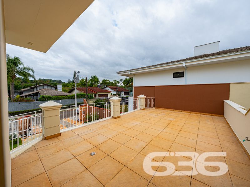 Seu novo lar no bairro Glória, em Joinville, espera por você!
Essa residência única é um verdadeiro convite à qualidade de vida, conforto e segurança. Com 371,40 m² de área, este sobrado, edificado em um terreno plano e regular de 960 m², se destaca por sua arquitetura imponente, ambientes generosos e localização estratégica em rua pavimentada, com face norte e ótima incidência solar.
O interior do imóvel impressiona com pé-direito alto, iluminação natural abundante e detalhes em vidro colorido que agregam charme e personalidade. A área social é integrada e envolvente: a sala de estar com lareira, a sala de jantar e a cozinha gourmet equipada com móveis sob medida e fogão a lenha criam o ambiente ideal para receber bem e viver momentos memoráveis em família.
A residência conta com 2 dormitórios, sendo 1 suíte com sacada privativa, 2 banheiros sociais, 1 lavabo, home office, ampla área de serviço, garagem coberta para 2 veículos e 5 vagas descobertas. Todos os cômodos foram pensados para oferecer funcionalidade e aconchego, com acabamentos de qualidade, móveis de cozinha inclusos e climatização.
Na área externa, o jardim é amplo e bem cuidado, perfeito para crianças ou pets, e conta com piscina, ideal para os dias quentes de verão. A propriedade também possui portão eletrônico, sistema de vigilância eletrônica com monitoramento privado, garantindo tranquilidade e segurança.
Localizada no coração do bairro Glória — um dos mais valorizados de Joinville —, essa residência está próxima a escolas, mercados, serviços essenciais e vias de acesso rápido ao centro e outras regiões da cidade.
Não perca esta oportunidade única de viver com conforto, espaço e segurança em um imóvel completo, sólido e pronto para morar!
Agende uma visita com a equipe da 636 Negócios Imobiliários — há mais de 30 anos transformando imóveis em conquistas reais.
636 NEGÓCIOS IMOBILIÁRIOS: A SUA MELHOR ESCOLHA
Com mais de 30 anos de experiência, a 636 Negócios Imobiliários é sua parceira ideal para encontrar o imóvel perfeito. Estamos prontos para ajudá-lo a fazer deste imóvel o seu novo lar.
Telefone: (47) 3451-0636
WhatsApp: (47) 99190-0636
Não perca esta oportunidade única. Visite nosso site para mais informações: i636.com.br