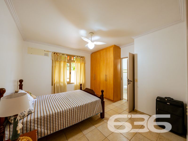 Seu novo lar no bairro Glória, em Joinville, espera por você!
Essa residência única é um verdadeiro convite à qualidade de vida, conforto e segurança. Com 371,40 m² de área, este sobrado, edificado em um terreno plano e regular de 960 m², se destaca por sua arquitetura imponente, ambientes generosos e localização estratégica em rua pavimentada, com face norte e ótima incidência solar.
O interior do imóvel impressiona com pé-direito alto, iluminação natural abundante e detalhes em vidro colorido que agregam charme e personalidade. A área social é integrada e envolvente: a sala de estar com lareira, a sala de jantar e a cozinha gourmet equipada com móveis sob medida e fogão a lenha criam o ambiente ideal para receber bem e viver momentos memoráveis em família.
A residência conta com 2 dormitórios, sendo 1 suíte com sacada privativa, 2 banheiros sociais, 1 lavabo, home office, ampla área de serviço, garagem coberta para 2 veículos e 5 vagas descobertas. Todos os cômodos foram pensados para oferecer funcionalidade e aconchego, com acabamentos de qualidade, móveis de cozinha inclusos e climatização.
Na área externa, o jardim é amplo e bem cuidado, perfeito para crianças ou pets, e conta com piscina, ideal para os dias quentes de verão. A propriedade também possui portão eletrônico, sistema de vigilância eletrônica com monitoramento privado, garantindo tranquilidade e segurança.
Localizada no coração do bairro Glória — um dos mais valorizados de Joinville —, essa residência está próxima a escolas, mercados, serviços essenciais e vias de acesso rápido ao centro e outras regiões da cidade.
Não perca esta oportunidade única de viver com conforto, espaço e segurança em um imóvel completo, sólido e pronto para morar!
Agende uma visita com a equipe da 636 Negócios Imobiliários — há mais de 30 anos transformando imóveis em conquistas reais.
636 NEGÓCIOS IMOBILIÁRIOS: A SUA MELHOR ESCOLHA
Com mais de 30 anos de experiência, a 636 Negócios Imobiliários é sua parceira ideal para encontrar o imóvel perfeito. Estamos prontos para ajudá-lo a fazer deste imóvel o seu novo lar.
Telefone: (47) 3451-0636
WhatsApp: (47) 99190-0636
Não perca esta oportunidade única. Visite nosso site para mais informações: i636.com.br