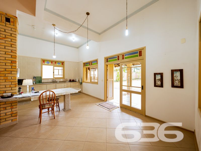Seu novo lar no bairro Glória, em Joinville, espera por você!
Essa residência única é um verdadeiro convite à qualidade de vida, conforto e segurança. Com 371,40 m² de área, este sobrado, edificado em um terreno plano e regular de 960 m², se destaca por sua arquitetura imponente, ambientes generosos e localização estratégica em rua pavimentada, com face norte e ótima incidência solar.
O interior do imóvel impressiona com pé-direito alto, iluminação natural abundante e detalhes em vidro colorido que agregam charme e personalidade. A área social é integrada e envolvente: a sala de estar com lareira, a sala de jantar e a cozinha gourmet equipada com móveis sob medida e fogão a lenha criam o ambiente ideal para receber bem e viver momentos memoráveis em família.
A residência conta com 2 dormitórios, sendo 1 suíte com sacada privativa, 2 banheiros sociais, 1 lavabo, home office, ampla área de serviço, garagem coberta para 2 veículos e 5 vagas descobertas. Todos os cômodos foram pensados para oferecer funcionalidade e aconchego, com acabamentos de qualidade, móveis de cozinha inclusos e climatização.
Na área externa, o jardim é amplo e bem cuidado, perfeito para crianças ou pets, e conta com piscina, ideal para os dias quentes de verão. A propriedade também possui portão eletrônico, sistema de vigilância eletrônica com monitoramento privado, garantindo tranquilidade e segurança.
Localizada no coração do bairro Glória — um dos mais valorizados de Joinville —, essa residência está próxima a escolas, mercados, serviços essenciais e vias de acesso rápido ao centro e outras regiões da cidade.
Não perca esta oportunidade única de viver com conforto, espaço e segurança em um imóvel completo, sólido e pronto para morar!
Agende uma visita com a equipe da 636 Negócios Imobiliários — há mais de 30 anos transformando imóveis em conquistas reais.
636 NEGÓCIOS IMOBILIÁRIOS: A SUA MELHOR ESCOLHA
Com mais de 30 anos de experiência, a 636 Negócios Imobiliários é sua parceira ideal para encontrar o imóvel perfeito. Estamos prontos para ajudá-lo a fazer deste imóvel o seu novo lar.
Telefone: (47) 3451-0636
WhatsApp: (47) 99190-0636
Não perca esta oportunidade única. Visite nosso site para mais informações: i636.com.br