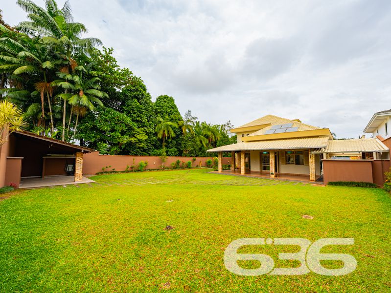 Seu novo lar no bairro Glória, em Joinville, espera por você!
Essa residência única é um verdadeiro convite à qualidade de vida, conforto e segurança. Com 371,40 m² de área, este sobrado, edificado em um terreno plano e regular de 960 m², se destaca por sua arquitetura imponente, ambientes generosos e localização estratégica em rua pavimentada, com face norte e ótima incidência solar.
O interior do imóvel impressiona com pé-direito alto, iluminação natural abundante e detalhes em vidro colorido que agregam charme e personalidade. A área social é integrada e envolvente: a sala de estar com lareira, a sala de jantar e a cozinha gourmet equipada com móveis sob medida e fogão a lenha criam o ambiente ideal para receber bem e viver momentos memoráveis em família.
A residência conta com 2 dormitórios, sendo 1 suíte com sacada privativa, 2 banheiros sociais, 1 lavabo, home office, ampla área de serviço, garagem coberta para 2 veículos e 5 vagas descobertas. Todos os cômodos foram pensados para oferecer funcionalidade e aconchego, com acabamentos de qualidade, móveis de cozinha inclusos e climatização.
Na área externa, o jardim é amplo e bem cuidado, perfeito para crianças ou pets, e conta com piscina, ideal para os dias quentes de verão. A propriedade também possui portão eletrônico, sistema de vigilância eletrônica com monitoramento privado, garantindo tranquilidade e segurança.
Localizada no coração do bairro Glória — um dos mais valorizados de Joinville —, essa residência está próxima a escolas, mercados, serviços essenciais e vias de acesso rápido ao centro e outras regiões da cidade.
Não perca esta oportunidade única de viver com conforto, espaço e segurança em um imóvel completo, sólido e pronto para morar!
Agende uma visita com a equipe da 636 Negócios Imobiliários — há mais de 30 anos transformando imóveis em conquistas reais.
636 NEGÓCIOS IMOBILIÁRIOS: A SUA MELHOR ESCOLHA
Com mais de 30 anos de experiência, a 636 Negócios Imobiliários é sua parceira ideal para encontrar o imóvel perfeito. Estamos prontos para ajudá-lo a fazer deste imóvel o seu novo lar.
Telefone: (47) 3451-0636
WhatsApp: (47) 99190-0636
Não perca esta oportunidade única. Visite nosso site para mais informações: i636.com.br