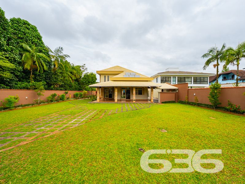 Seu novo lar no bairro Glória, em Joinville, espera por você!
Essa residência única é um verdadeiro convite à qualidade de vida, conforto e segurança. Com 371,40 m² de área, este sobrado, edificado em um terreno plano e regular de 960 m², se destaca por sua arquitetura imponente, ambientes generosos e localização estratégica em rua pavimentada, com face norte e ótima incidência solar.
O interior do imóvel impressiona com pé-direito alto, iluminação natural abundante e detalhes em vidro colorido que agregam charme e personalidade. A área social é integrada e envolvente: a sala de estar com lareira, a sala de jantar e a cozinha gourmet equipada com móveis sob medida e fogão a lenha criam o ambiente ideal para receber bem e viver momentos memoráveis em família.
A residência conta com 2 dormitórios, sendo 1 suíte com sacada privativa, 2 banheiros sociais, 1 lavabo, home office, ampla área de serviço, garagem coberta para 2 veículos e 5 vagas descobertas. Todos os cômodos foram pensados para oferecer funcionalidade e aconchego, com acabamentos de qualidade, móveis de cozinha inclusos e climatização.
Na área externa, o jardim é amplo e bem cuidado, perfeito para crianças ou pets, e conta com piscina, ideal para os dias quentes de verão. A propriedade também possui portão eletrônico, sistema de vigilância eletrônica com monitoramento privado, garantindo tranquilidade e segurança.
Localizada no coração do bairro Glória — um dos mais valorizados de Joinville —, essa residência está próxima a escolas, mercados, serviços essenciais e vias de acesso rápido ao centro e outras regiões da cidade.
Não perca esta oportunidade única de viver com conforto, espaço e segurança em um imóvel completo, sólido e pronto para morar!
Agende uma visita com a equipe da 636 Negócios Imobiliários — há mais de 30 anos transformando imóveis em conquistas reais.
636 NEGÓCIOS IMOBILIÁRIOS: A SUA MELHOR ESCOLHA
Com mais de 30 anos de experiência, a 636 Negócios Imobiliários é sua parceira ideal para encontrar o imóvel perfeito. Estamos prontos para ajudá-lo a fazer deste imóvel o seu novo lar.
Telefone: (47) 3451-0636
WhatsApp: (47) 99190-0636
Não perca esta oportunidade única. Visite nosso site para mais informações: i636.com.br