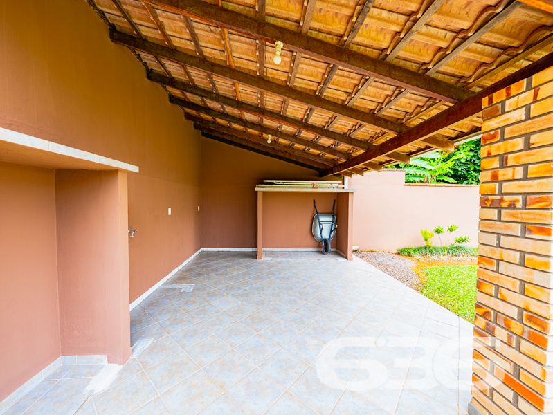 Seu novo lar no bairro Glória, em Joinville, espera por você!
Essa residência única é um verdadeiro convite à qualidade de vida, conforto e segurança. Com 371,40 m² de área, este sobrado, edificado em um terreno plano e regular de 960 m², se destaca por sua arquitetura imponente, ambientes generosos e localização estratégica em rua pavimentada, com face norte e ótima incidência solar.
O interior do imóvel impressiona com pé-direito alto, iluminação natural abundante e detalhes em vidro colorido que agregam charme e personalidade. A área social é integrada e envolvente: a sala de estar com lareira, a sala de jantar e a cozinha gourmet equipada com móveis sob medida e fogão a lenha criam o ambiente ideal para receber bem e viver momentos memoráveis em família.
A residência conta com 2 dormitórios, sendo 1 suíte com sacada privativa, 2 banheiros sociais, 1 lavabo, home office, ampla área de serviço, garagem coberta para 2 veículos e 5 vagas descobertas. Todos os cômodos foram pensados para oferecer funcionalidade e aconchego, com acabamentos de qualidade, móveis de cozinha inclusos e climatização.
Na área externa, o jardim é amplo e bem cuidado, perfeito para crianças ou pets, e conta com piscina, ideal para os dias quentes de verão. A propriedade também possui portão eletrônico, sistema de vigilância eletrônica com monitoramento privado, garantindo tranquilidade e segurança.
Localizada no coração do bairro Glória — um dos mais valorizados de Joinville —, essa residência está próxima a escolas, mercados, serviços essenciais e vias de acesso rápido ao centro e outras regiões da cidade.
Não perca esta oportunidade única de viver com conforto, espaço e segurança em um imóvel completo, sólido e pronto para morar!
Agende uma visita com a equipe da 636 Negócios Imobiliários — há mais de 30 anos transformando imóveis em conquistas reais.
636 NEGÓCIOS IMOBILIÁRIOS: A SUA MELHOR ESCOLHA
Com mais de 30 anos de experiência, a 636 Negócios Imobiliários é sua parceira ideal para encontrar o imóvel perfeito. Estamos prontos para ajudá-lo a fazer deste imóvel o seu novo lar.
Telefone: (47) 3451-0636
WhatsApp: (47) 99190-0636
Não perca esta oportunidade única. Visite nosso site para mais informações: i636.com.br