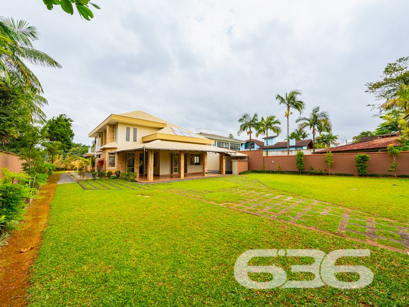 Seu novo lar no bairro Glória, em Joinville, espera por você!
Essa residência única é um verdadeiro convite à qualidade de vida, conforto e segurança. Com 371,40 m² de área, este sobrado, edificado em um terreno plano e regular de 960 m², se destaca por sua arquitetura imponente, ambientes generosos e localização estratégica em rua pavimentada, com face norte e ótima incidência solar.
O interior do imóvel impressiona com pé-direito alto, iluminação natural abundante e detalhes em vidro colorido que agregam charme e personalidade. A área social é integrada e envolvente: a sala de estar com lareira, a sala de jantar e a cozinha gourmet equipada com móveis sob medida e fogão a lenha criam o ambiente ideal para receber bem e viver momentos memoráveis em família.
A residência conta com 2 dormitórios, sendo 1 suíte com sacada privativa, 2 banheiros sociais, 1 lavabo, home office, ampla área de serviço, garagem coberta para 2 veículos e 5 vagas descobertas. Todos os cômodos foram pensados para oferecer funcionalidade e aconchego, com acabamentos de qualidade, móveis de cozinha inclusos e climatização.
Na área externa, o jardim é amplo e bem cuidado, perfeito para crianças ou pets, e conta com piscina, ideal para os dias quentes de verão. A propriedade também possui portão eletrônico, sistema de vigilância eletrônica com monitoramento privado, garantindo tranquilidade e segurança.
Localizada no coração do bairro Glória — um dos mais valorizados de Joinville —, essa residência está próxima a escolas, mercados, serviços essenciais e vias de acesso rápido ao centro e outras regiões da cidade.
Não perca esta oportunidade única de viver com conforto, espaço e segurança em um imóvel completo, sólido e pronto para morar!
Agende uma visita com a equipe da 636 Negócios Imobiliários — há mais de 30 anos transformando imóveis em conquistas reais.
636 NEGÓCIOS IMOBILIÁRIOS: A SUA MELHOR ESCOLHA
Com mais de 30 anos de experiência, a 636 Negócios Imobiliários é sua parceira ideal para encontrar o imóvel perfeito. Estamos prontos para ajudá-lo a fazer deste imóvel o seu novo lar.
Telefone: (47) 3451-0636
WhatsApp: (47) 99190-0636
Não perca esta oportunidade única. Visite nosso site para mais informações: i636.com.br
