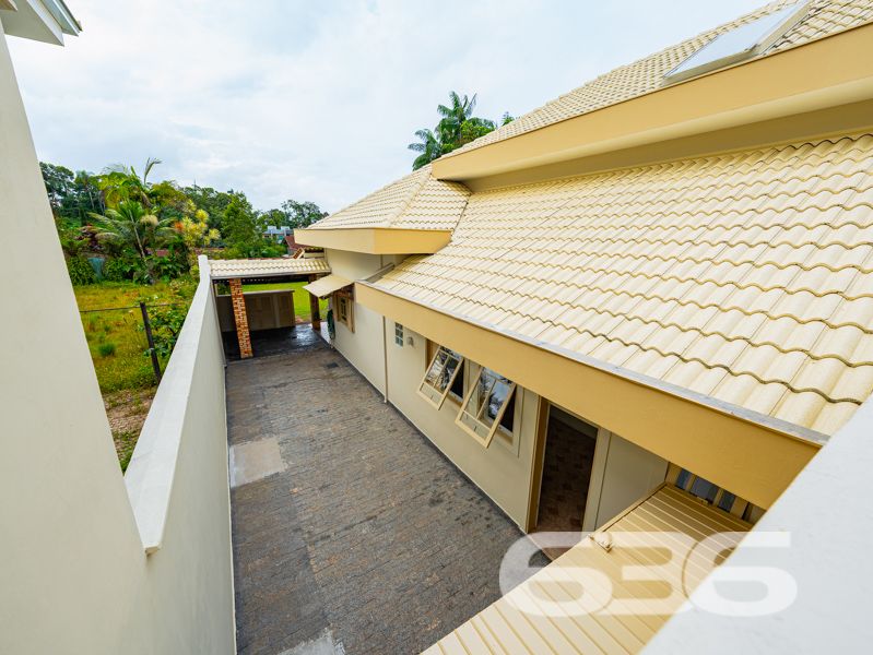 Seu novo lar no bairro Glória, em Joinville, espera por você!
Essa residência única é um verdadeiro convite à qualidade de vida, conforto e segurança. Com 371,40 m² de área, este sobrado, edificado em um terreno plano e regular de 960 m², se destaca por sua arquitetura imponente, ambientes generosos e localização estratégica em rua pavimentada, com face norte e ótima incidência solar.
O interior do imóvel impressiona com pé-direito alto, iluminação natural abundante e detalhes em vidro colorido que agregam charme e personalidade. A área social é integrada e envolvente: a sala de estar com lareira, a sala de jantar e a cozinha gourmet equipada com móveis sob medida e fogão a lenha criam o ambiente ideal para receber bem e viver momentos memoráveis em família.
A residência conta com 2 dormitórios, sendo 1 suíte com sacada privativa, 2 banheiros sociais, 1 lavabo, home office, ampla área de serviço, garagem coberta para 2 veículos e 5 vagas descobertas. Todos os cômodos foram pensados para oferecer funcionalidade e aconchego, com acabamentos de qualidade, móveis de cozinha inclusos e climatização.
Na área externa, o jardim é amplo e bem cuidado, perfeito para crianças ou pets, e conta com piscina, ideal para os dias quentes de verão. A propriedade também possui portão eletrônico, sistema de vigilância eletrônica com monitoramento privado, garantindo tranquilidade e segurança.
Localizada no coração do bairro Glória — um dos mais valorizados de Joinville —, essa residência está próxima a escolas, mercados, serviços essenciais e vias de acesso rápido ao centro e outras regiões da cidade.
Não perca esta oportunidade única de viver com conforto, espaço e segurança em um imóvel completo, sólido e pronto para morar!
Agende uma visita com a equipe da 636 Negócios Imobiliários — há mais de 30 anos transformando imóveis em conquistas reais.
636 NEGÓCIOS IMOBILIÁRIOS: A SUA MELHOR ESCOLHA
Com mais de 30 anos de experiência, a 636 Negócios Imobiliários é sua parceira ideal para encontrar o imóvel perfeito. Estamos prontos para ajudá-lo a fazer deste imóvel o seu novo lar.
Telefone: (47) 3451-0636
WhatsApp: (47) 99190-0636
Não perca esta oportunidade única. Visite nosso site para mais informações: i636.com.br