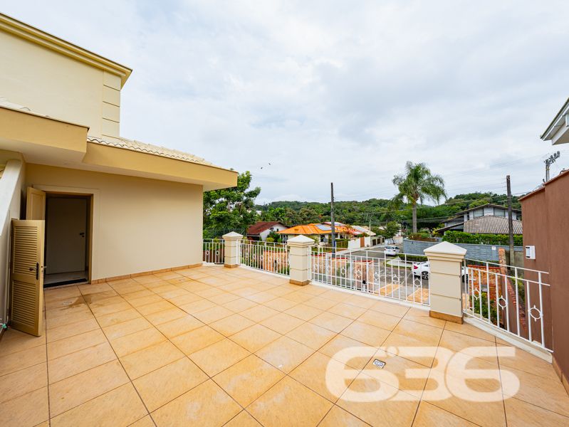 Seu novo lar no bairro Glória, em Joinville, espera por você!
Essa residência única é um verdadeiro convite à qualidade de vida, conforto e segurança. Com 371,40 m² de área, este sobrado, edificado em um terreno plano e regular de 960 m², se destaca por sua arquitetura imponente, ambientes generosos e localização estratégica em rua pavimentada, com face norte e ótima incidência solar.
O interior do imóvel impressiona com pé-direito alto, iluminação natural abundante e detalhes em vidro colorido que agregam charme e personalidade. A área social é integrada e envolvente: a sala de estar com lareira, a sala de jantar e a cozinha gourmet equipada com móveis sob medida e fogão a lenha criam o ambiente ideal para receber bem e viver momentos memoráveis em família.
A residência conta com 2 dormitórios, sendo 1 suíte com sacada privativa, 2 banheiros sociais, 1 lavabo, home office, ampla área de serviço, garagem coberta para 2 veículos e 5 vagas descobertas. Todos os cômodos foram pensados para oferecer funcionalidade e aconchego, com acabamentos de qualidade, móveis de cozinha inclusos e climatização.
Na área externa, o jardim é amplo e bem cuidado, perfeito para crianças ou pets, e conta com piscina, ideal para os dias quentes de verão. A propriedade também possui portão eletrônico, sistema de vigilância eletrônica com monitoramento privado, garantindo tranquilidade e segurança.
Localizada no coração do bairro Glória — um dos mais valorizados de Joinville —, essa residência está próxima a escolas, mercados, serviços essenciais e vias de acesso rápido ao centro e outras regiões da cidade.
Não perca esta oportunidade única de viver com conforto, espaço e segurança em um imóvel completo, sólido e pronto para morar!
Agende uma visita com a equipe da 636 Negócios Imobiliários — há mais de 30 anos transformando imóveis em conquistas reais.
636 NEGÓCIOS IMOBILIÁRIOS: A SUA MELHOR ESCOLHA
Com mais de 30 anos de experiência, a 636 Negócios Imobiliários é sua parceira ideal para encontrar o imóvel perfeito. Estamos prontos para ajudá-lo a fazer deste imóvel o seu novo lar.
Telefone: (47) 3451-0636
WhatsApp: (47) 99190-0636
Não perca esta oportunidade única. Visite nosso site para mais informações: i636.com.br