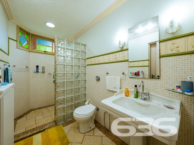 Seu novo lar no bairro Glória, em Joinville, espera por você!
Essa residência única é um verdadeiro convite à qualidade de vida, conforto e segurança. Com 371,40 m² de área, este sobrado, edificado em um terreno plano e regular de 960 m², se destaca por sua arquitetura imponente, ambientes generosos e localização estratégica em rua pavimentada, com face norte e ótima incidência solar.
O interior do imóvel impressiona com pé-direito alto, iluminação natural abundante e detalhes em vidro colorido que agregam charme e personalidade. A área social é integrada e envolvente: a sala de estar com lareira, a sala de jantar e a cozinha gourmet equipada com móveis sob medida e fogão a lenha criam o ambiente ideal para receber bem e viver momentos memoráveis em família.
A residência conta com 2 dormitórios, sendo 1 suíte com sacada privativa, 2 banheiros sociais, 1 lavabo, home office, ampla área de serviço, garagem coberta para 2 veículos e 5 vagas descobertas. Todos os cômodos foram pensados para oferecer funcionalidade e aconchego, com acabamentos de qualidade, móveis de cozinha inclusos e climatização.
Na área externa, o jardim é amplo e bem cuidado, perfeito para crianças ou pets, e conta com piscina, ideal para os dias quentes de verão. A propriedade também possui portão eletrônico, sistema de vigilância eletrônica com monitoramento privado, garantindo tranquilidade e segurança.
Localizada no coração do bairro Glória — um dos mais valorizados de Joinville —, essa residência está próxima a escolas, mercados, serviços essenciais e vias de acesso rápido ao centro e outras regiões da cidade.
Não perca esta oportunidade única de viver com conforto, espaço e segurança em um imóvel completo, sólido e pronto para morar!
Agende uma visita com a equipe da 636 Negócios Imobiliários — há mais de 30 anos transformando imóveis em conquistas reais.
636 NEGÓCIOS IMOBILIÁRIOS: A SUA MELHOR ESCOLHA
Com mais de 30 anos de experiência, a 636 Negócios Imobiliários é sua parceira ideal para encontrar o imóvel perfeito. Estamos prontos para ajudá-lo a fazer deste imóvel o seu novo lar.
Telefone: (47) 3451-0636
WhatsApp: (47) 99190-0636
Não perca esta oportunidade única. Visite nosso site para mais informações: i636.com.br