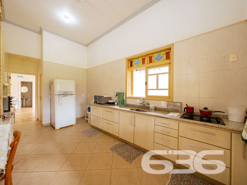 Seu novo lar no bairro Glória, em Joinville, espera por você!
Essa residência única é um verdadeiro convite à qualidade de vida, conforto e segurança. Com 371,40 m² de área, este sobrado, edificado em um terreno plano e regular de 960 m², se destaca por sua arquitetura imponente, ambientes generosos e localização estratégica em rua pavimentada, com face norte e ótima incidência solar.
O interior do imóvel impressiona com pé-direito alto, iluminação natural abundante e detalhes em vidro colorido que agregam charme e personalidade. A área social é integrada e envolvente: a sala de estar com lareira, a sala de jantar e a cozinha gourmet equipada com móveis sob medida e fogão a lenha criam o ambiente ideal para receber bem e viver momentos memoráveis em família.
A residência conta com 2 dormitórios, sendo 1 suíte com sacada privativa, 2 banheiros sociais, 1 lavabo, home office, ampla área de serviço, garagem coberta para 2 veículos e 5 vagas descobertas. Todos os cômodos foram pensados para oferecer funcionalidade e aconchego, com acabamentos de qualidade, móveis de cozinha inclusos e climatização.
Na área externa, o jardim é amplo e bem cuidado, perfeito para crianças ou pets, e conta com piscina, ideal para os dias quentes de verão. A propriedade também possui portão eletrônico, sistema de vigilância eletrônica com monitoramento privado, garantindo tranquilidade e segurança.
Localizada no coração do bairro Glória — um dos mais valorizados de Joinville —, essa residência está próxima a escolas, mercados, serviços essenciais e vias de acesso rápido ao centro e outras regiões da cidade.
Não perca esta oportunidade única de viver com conforto, espaço e segurança em um imóvel completo, sólido e pronto para morar!
Agende uma visita com a equipe da 636 Negócios Imobiliários — há mais de 30 anos transformando imóveis em conquistas reais.
636 NEGÓCIOS IMOBILIÁRIOS: A SUA MELHOR ESCOLHA
Com mais de 30 anos de experiência, a 636 Negócios Imobiliários é sua parceira ideal para encontrar o imóvel perfeito. Estamos prontos para ajudá-lo a fazer deste imóvel o seu novo lar.
Telefone: (47) 3451-0636
WhatsApp: (47) 99190-0636
Não perca esta oportunidade única. Visite nosso site para mais informações: i636.com.br