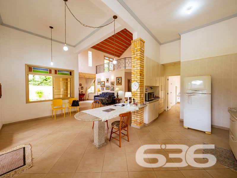 Seu novo lar no bairro Glória, em Joinville, espera por você!
Essa residência única é um verdadeiro convite à qualidade de vida, conforto e segurança. Com 371,40 m² de área, este sobrado, edificado em um terreno plano e regular de 960 m², se destaca por sua arquitetura imponente, ambientes generosos e localização estratégica em rua pavimentada, com face norte e ótima incidência solar.
O interior do imóvel impressiona com pé-direito alto, iluminação natural abundante e detalhes em vidro colorido que agregam charme e personalidade. A área social é integrada e envolvente: a sala de estar com lareira, a sala de jantar e a cozinha gourmet equipada com móveis sob medida e fogão a lenha criam o ambiente ideal para receber bem e viver momentos memoráveis em família.
A residência conta com 2 dormitórios, sendo 1 suíte com sacada privativa, 2 banheiros sociais, 1 lavabo, home office, ampla área de serviço, garagem coberta para 2 veículos e 5 vagas descobertas. Todos os cômodos foram pensados para oferecer funcionalidade e aconchego, com acabamentos de qualidade, móveis de cozinha inclusos e climatização.
Na área externa, o jardim é amplo e bem cuidado, perfeito para crianças ou pets, e conta com piscina, ideal para os dias quentes de verão. A propriedade também possui portão eletrônico, sistema de vigilância eletrônica com monitoramento privado, garantindo tranquilidade e segurança.
Localizada no coração do bairro Glória — um dos mais valorizados de Joinville —, essa residência está próxima a escolas, mercados, serviços essenciais e vias de acesso rápido ao centro e outras regiões da cidade.
Não perca esta oportunidade única de viver com conforto, espaço e segurança em um imóvel completo, sólido e pronto para morar!
Agende uma visita com a equipe da 636 Negócios Imobiliários — há mais de 30 anos transformando imóveis em conquistas reais.
636 NEGÓCIOS IMOBILIÁRIOS: A SUA MELHOR ESCOLHA
Com mais de 30 anos de experiência, a 636 Negócios Imobiliários é sua parceira ideal para encontrar o imóvel perfeito. Estamos prontos para ajudá-lo a fazer deste imóvel o seu novo lar.
Telefone: (47) 3451-0636
WhatsApp: (47) 99190-0636
Não perca esta oportunidade única. Visite nosso site para mais informações: i636.com.br
