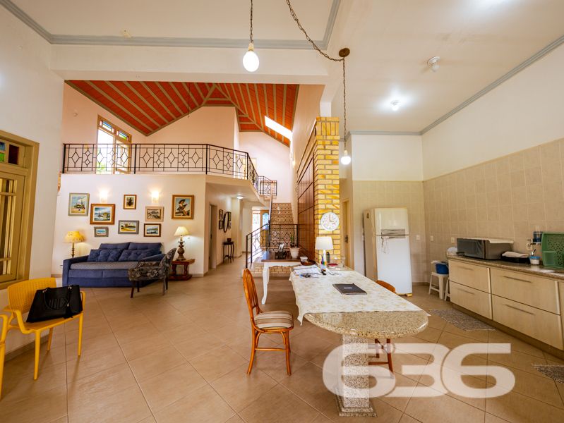 Seu novo lar no bairro Glória, em Joinville, espera por você!
Essa residência única é um verdadeiro convite à qualidade de vida, conforto e segurança. Com 371,40 m² de área, este sobrado, edificado em um terreno plano e regular de 960 m², se destaca por sua arquitetura imponente, ambientes generosos e localização estratégica em rua pavimentada, com face norte e ótima incidência solar.
O interior do imóvel impressiona com pé-direito alto, iluminação natural abundante e detalhes em vidro colorido que agregam charme e personalidade. A área social é integrada e envolvente: a sala de estar com lareira, a sala de jantar e a cozinha gourmet equipada com móveis sob medida e fogão a lenha criam o ambiente ideal para receber bem e viver momentos memoráveis em família.
A residência conta com 2 dormitórios, sendo 1 suíte com sacada privativa, 2 banheiros sociais, 1 lavabo, home office, ampla área de serviço, garagem coberta para 2 veículos e 5 vagas descobertas. Todos os cômodos foram pensados para oferecer funcionalidade e aconchego, com acabamentos de qualidade, móveis de cozinha inclusos e climatização.
Na área externa, o jardim é amplo e bem cuidado, perfeito para crianças ou pets, e conta com piscina, ideal para os dias quentes de verão. A propriedade também possui portão eletrônico, sistema de vigilância eletrônica com monitoramento privado, garantindo tranquilidade e segurança.
Localizada no coração do bairro Glória — um dos mais valorizados de Joinville —, essa residência está próxima a escolas, mercados, serviços essenciais e vias de acesso rápido ao centro e outras regiões da cidade.
Não perca esta oportunidade única de viver com conforto, espaço e segurança em um imóvel completo, sólido e pronto para morar!
Agende uma visita com a equipe da 636 Negócios Imobiliários — há mais de 30 anos transformando imóveis em conquistas reais.
636 NEGÓCIOS IMOBILIÁRIOS: A SUA MELHOR ESCOLHA
Com mais de 30 anos de experiência, a 636 Negócios Imobiliários é sua parceira ideal para encontrar o imóvel perfeito. Estamos prontos para ajudá-lo a fazer deste imóvel o seu novo lar.
Telefone: (47) 3451-0636
WhatsApp: (47) 99190-0636
Não perca esta oportunidade única. Visite nosso site para mais informações: i636.com.br