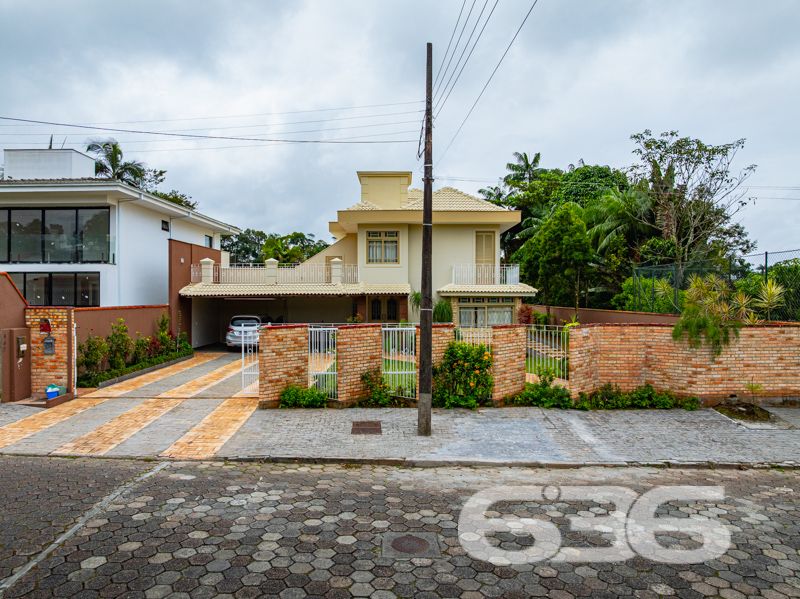 Seu novo lar no bairro Glória, em Joinville, espera por você!
Essa residência única é um verdadeiro convite à qualidade de vida, conforto e segurança. Com 371,40 m² de área, este sobrado, edificado em um terreno plano e regular de 960 m², se destaca por sua arquitetura imponente, ambientes generosos e localização estratégica em rua pavimentada, com face norte e ótima incidência solar.
O interior do imóvel impressiona com pé-direito alto, iluminação natural abundante e detalhes em vidro colorido que agregam charme e personalidade. A área social é integrada e envolvente: a sala de estar com lareira, a sala de jantar e a cozinha gourmet equipada com móveis sob medida e fogão a lenha criam o ambiente ideal para receber bem e viver momentos memoráveis em família.
A residência conta com 2 dormitórios, sendo 1 suíte com sacada privativa, 2 banheiros sociais, 1 lavabo, home office, ampla área de serviço, garagem coberta para 2 veículos e 5 vagas descobertas. Todos os cômodos foram pensados para oferecer funcionalidade e aconchego, com acabamentos de qualidade, móveis de cozinha inclusos e climatização.
Na área externa, o jardim é amplo e bem cuidado, perfeito para crianças ou pets, e conta com piscina, ideal para os dias quentes de verão. A propriedade também possui portão eletrônico, sistema de vigilância eletrônica com monitoramento privado, garantindo tranquilidade e segurança.
Localizada no coração do bairro Glória — um dos mais valorizados de Joinville —, essa residência está próxima a escolas, mercados, serviços essenciais e vias de acesso rápido ao centro e outras regiões da cidade.
Não perca esta oportunidade única de viver com conforto, espaço e segurança em um imóvel completo, sólido e pronto para morar!
Agende uma visita com a equipe da 636 Negócios Imobiliários — há mais de 30 anos transformando imóveis em conquistas reais.
636 NEGÓCIOS IMOBILIÁRIOS: A SUA MELHOR ESCOLHA
Com mais de 30 anos de experiência, a 636 Negócios Imobiliários é sua parceira ideal para encontrar o imóvel perfeito. Estamos prontos para ajudá-lo a fazer deste imóvel o seu novo lar.
Telefone: (47) 3451-0636
WhatsApp: (47) 99190-0636
Não perca esta oportunidade única. Visite nosso site para mais informações: i636.com.br
