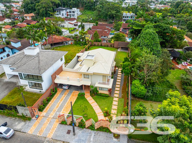 Seu novo lar no bairro Glória, em Joinville, espera por você!
Essa residência única é um verdadeiro convite à qualidade de vida, conforto e segurança. Com 371,40 m² de área, este sobrado, edificado em um terreno plano e regular de 960 m², se destaca por sua arquitetura imponente, ambientes generosos e localização estratégica em rua pavimentada, com face norte e ótima incidência solar.
O interior do imóvel impressiona com pé-direito alto, iluminação natural abundante e detalhes em vidro colorido que agregam charme e personalidade. A área social é integrada e envolvente: a sala de estar com lareira, a sala de jantar e a cozinha gourmet equipada com móveis sob medida e fogão a lenha criam o ambiente ideal para receber bem e viver momentos memoráveis em família.
A residência conta com 2 dormitórios, sendo 1 suíte com sacada privativa, 2 banheiros sociais, 1 lavabo, home office, ampla área de serviço, garagem coberta para 2 veículos e 5 vagas descobertas. Todos os cômodos foram pensados para oferecer funcionalidade e aconchego, com acabamentos de qualidade, móveis de cozinha inclusos e climatização.
Na área externa, o jardim é amplo e bem cuidado, perfeito para crianças ou pets, e conta com piscina, ideal para os dias quentes de verão. A propriedade também possui portão eletrônico, sistema de vigilância eletrônica com monitoramento privado, garantindo tranquilidade e segurança.
Localizada no coração do bairro Glória — um dos mais valorizados de Joinville —, essa residência está próxima a escolas, mercados, serviços essenciais e vias de acesso rápido ao centro e outras regiões da cidade.
Não perca esta oportunidade única de viver com conforto, espaço e segurança em um imóvel completo, sólido e pronto para morar!
Agende uma visita com a equipe da 636 Negócios Imobiliários — há mais de 30 anos transformando imóveis em conquistas reais.
636 NEGÓCIOS IMOBILIÁRIOS: A SUA MELHOR ESCOLHA
Com mais de 30 anos de experiência, a 636 Negócios Imobiliários é sua parceira ideal para encontrar o imóvel perfeito. Estamos prontos para ajudá-lo a fazer deste imóvel o seu novo lar.
Telefone: (47) 3451-0636
WhatsApp: (47) 99190-0636
Não perca esta oportunidade única. Visite nosso site para mais informações: i636.com.br