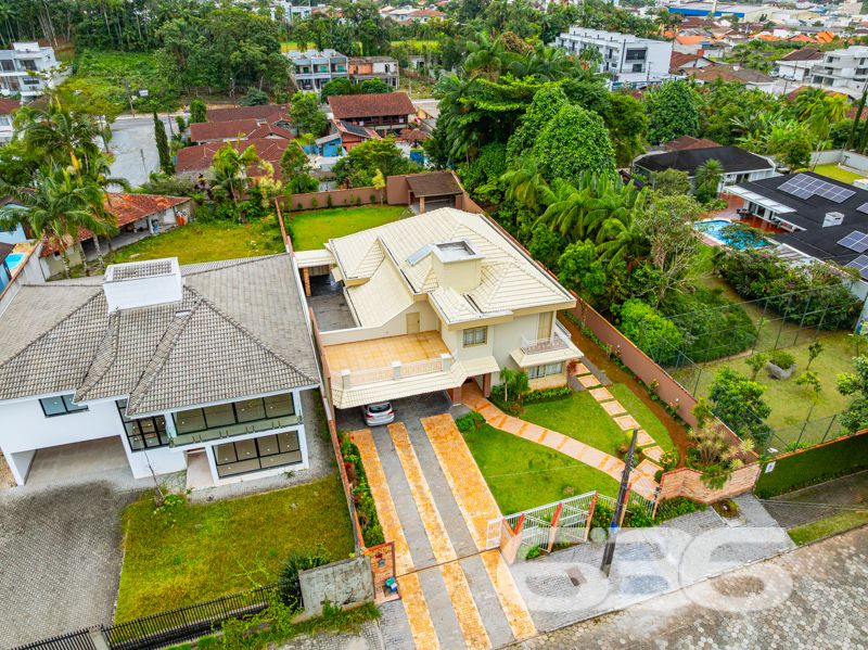 Seu novo lar no bairro Glória, em Joinville, espera por você!
Essa residência única é um verdadeiro convite à qualidade de vida, conforto e segurança. Com 371,40 m² de área, este sobrado, edificado em um terreno plano e regular de 960 m², se destaca por sua arquitetura imponente, ambientes generosos e localização estratégica em rua pavimentada, com face norte e ótima incidência solar.
O interior do imóvel impressiona com pé-direito alto, iluminação natural abundante e detalhes em vidro colorido que agregam charme e personalidade. A área social é integrada e envolvente: a sala de estar com lareira, a sala de jantar e a cozinha gourmet equipada com móveis sob medida e fogão a lenha criam o ambiente ideal para receber bem e viver momentos memoráveis em família.
A residência conta com 2 dormitórios, sendo 1 suíte com sacada privativa, 2 banheiros sociais, 1 lavabo, home office, ampla área de serviço, garagem coberta para 2 veículos e 5 vagas descobertas. Todos os cômodos foram pensados para oferecer funcionalidade e aconchego, com acabamentos de qualidade, móveis de cozinha inclusos e climatização.
Na área externa, o jardim é amplo e bem cuidado, perfeito para crianças ou pets, e conta com piscina, ideal para os dias quentes de verão. A propriedade também possui portão eletrônico, sistema de vigilância eletrônica com monitoramento privado, garantindo tranquilidade e segurança.
Localizada no coração do bairro Glória — um dos mais valorizados de Joinville —, essa residência está próxima a escolas, mercados, serviços essenciais e vias de acesso rápido ao centro e outras regiões da cidade.
Não perca esta oportunidade única de viver com conforto, espaço e segurança em um imóvel completo, sólido e pronto para morar!
Agende uma visita com a equipe da 636 Negócios Imobiliários — há mais de 30 anos transformando imóveis em conquistas reais.
636 NEGÓCIOS IMOBILIÁRIOS: A SUA MELHOR ESCOLHA
Com mais de 30 anos de experiência, a 636 Negócios Imobiliários é sua parceira ideal para encontrar o imóvel perfeito. Estamos prontos para ajudá-lo a fazer deste imóvel o seu novo lar.
Telefone: (47) 3451-0636
WhatsApp: (47) 99190-0636
Não perca esta oportunidade única. Visite nosso site para mais informações: i636.com.br