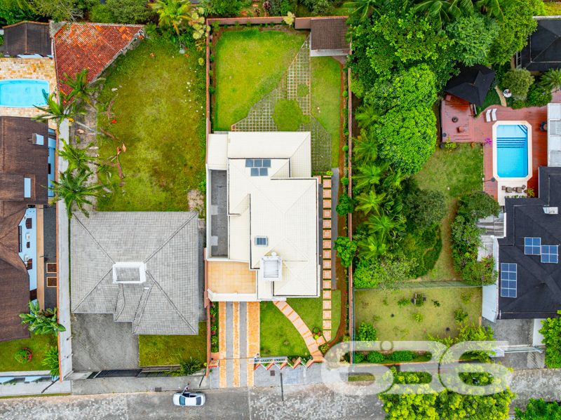 Seu novo lar no bairro Glória, em Joinville, espera por você!
Essa residência única é um verdadeiro convite à qualidade de vida, conforto e segurança. Com 371,40 m² de área, este sobrado, edificado em um terreno plano e regular de 960 m², se destaca por sua arquitetura imponente, ambientes generosos e localização estratégica em rua pavimentada, com face norte e ótima incidência solar.
O interior do imóvel impressiona com pé-direito alto, iluminação natural abundante e detalhes em vidro colorido que agregam charme e personalidade. A área social é integrada e envolvente: a sala de estar com lareira, a sala de jantar e a cozinha gourmet equipada com móveis sob medida e fogão a lenha criam o ambiente ideal para receber bem e viver momentos memoráveis em família.
A residência conta com 2 dormitórios, sendo 1 suíte com sacada privativa, 2 banheiros sociais, 1 lavabo, home office, ampla área de serviço, garagem coberta para 2 veículos e 5 vagas descobertas. Todos os cômodos foram pensados para oferecer funcionalidade e aconchego, com acabamentos de qualidade, móveis de cozinha inclusos e climatização.
Na área externa, o jardim é amplo e bem cuidado, perfeito para crianças ou pets, e conta com piscina, ideal para os dias quentes de verão. A propriedade também possui portão eletrônico, sistema de vigilância eletrônica com monitoramento privado, garantindo tranquilidade e segurança.
Localizada no coração do bairro Glória — um dos mais valorizados de Joinville —, essa residência está próxima a escolas, mercados, serviços essenciais e vias de acesso rápido ao centro e outras regiões da cidade.
Não perca esta oportunidade única de viver com conforto, espaço e segurança em um imóvel completo, sólido e pronto para morar!
Agende uma visita com a equipe da 636 Negócios Imobiliários — há mais de 30 anos transformando imóveis em conquistas reais.
636 NEGÓCIOS IMOBILIÁRIOS: A SUA MELHOR ESCOLHA
Com mais de 30 anos de experiência, a 636 Negócios Imobiliários é sua parceira ideal para encontrar o imóvel perfeito. Estamos prontos para ajudá-lo a fazer deste imóvel o seu novo lar.
Telefone: (47) 3451-0636
WhatsApp: (47) 99190-0636
Não perca esta oportunidade única. Visite nosso site para mais informações: i636.com.br