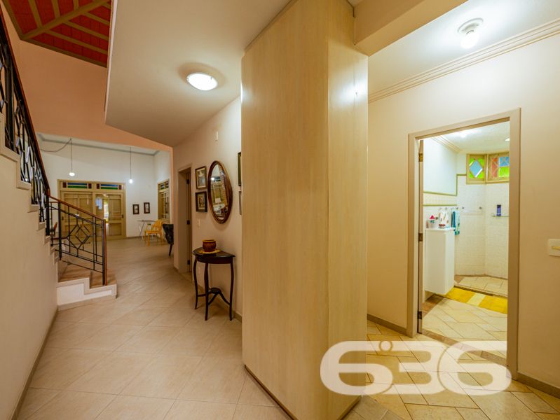 Seu novo lar no bairro Glória, em Joinville, espera por você!
Essa residência única é um verdadeiro convite à qualidade de vida, conforto e segurança. Com 371,40 m² de área, este sobrado, edificado em um terreno plano e regular de 960 m², se destaca por sua arquitetura imponente, ambientes generosos e localização estratégica em rua pavimentada, com face norte e ótima incidência solar.
O interior do imóvel impressiona com pé-direito alto, iluminação natural abundante e detalhes em vidro colorido que agregam charme e personalidade. A área social é integrada e envolvente: a sala de estar com lareira, a sala de jantar e a cozinha gourmet equipada com móveis sob medida e fogão a lenha criam o ambiente ideal para receber bem e viver momentos memoráveis em família.
A residência conta com 2 dormitórios, sendo 1 suíte com sacada privativa, 2 banheiros sociais, 1 lavabo, home office, ampla área de serviço, garagem coberta para 2 veículos e 5 vagas descobertas. Todos os cômodos foram pensados para oferecer funcionalidade e aconchego, com acabamentos de qualidade, móveis de cozinha inclusos e climatização.
Na área externa, o jardim é amplo e bem cuidado, perfeito para crianças ou pets, e conta com piscina, ideal para os dias quentes de verão. A propriedade também possui portão eletrônico, sistema de vigilância eletrônica com monitoramento privado, garantindo tranquilidade e segurança.
Localizada no coração do bairro Glória — um dos mais valorizados de Joinville —, essa residência está próxima a escolas, mercados, serviços essenciais e vias de acesso rápido ao centro e outras regiões da cidade.
Não perca esta oportunidade única de viver com conforto, espaço e segurança em um imóvel completo, sólido e pronto para morar!
Agende uma visita com a equipe da 636 Negócios Imobiliários — há mais de 30 anos transformando imóveis em conquistas reais.
636 NEGÓCIOS IMOBILIÁRIOS: A SUA MELHOR ESCOLHA
Com mais de 30 anos de experiência, a 636 Negócios Imobiliários é sua parceira ideal para encontrar o imóvel perfeito. Estamos prontos para ajudá-lo a fazer deste imóvel o seu novo lar.
Telefone: (47) 3451-0636
WhatsApp: (47) 99190-0636
Não perca esta oportunidade única. Visite nosso site para mais informações: i636.com.br