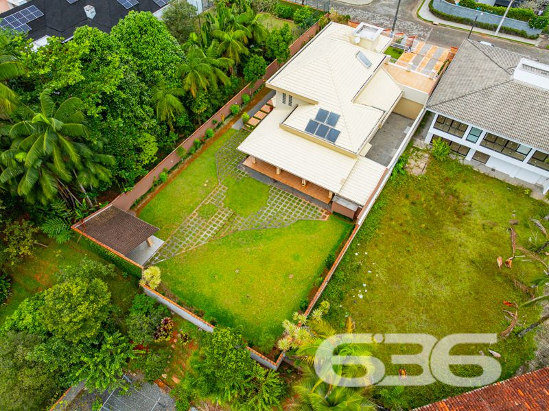 Seu novo lar no bairro Glória, em Joinville, espera por você!
Essa residência única é um verdadeiro convite à qualidade de vida, conforto e segurança. Com 371,40 m² de área, este sobrado, edificado em um terreno plano e regular de 960 m², se destaca por sua arquitetura imponente, ambientes generosos e localização estratégica em rua pavimentada, com face norte e ótima incidência solar.
O interior do imóvel impressiona com pé-direito alto, iluminação natural abundante e detalhes em vidro colorido que agregam charme e personalidade. A área social é integrada e envolvente: a sala de estar com lareira, a sala de jantar e a cozinha gourmet equipada com móveis sob medida e fogão a lenha criam o ambiente ideal para receber bem e viver momentos memoráveis em família.
A residência conta com 2 dormitórios, sendo 1 suíte com sacada privativa, 2 banheiros sociais, 1 lavabo, home office, ampla área de serviço, garagem coberta para 2 veículos e 5 vagas descobertas. Todos os cômodos foram pensados para oferecer funcionalidade e aconchego, com acabamentos de qualidade, móveis de cozinha inclusos e climatização.
Na área externa, o jardim é amplo e bem cuidado, perfeito para crianças ou pets, e conta com piscina, ideal para os dias quentes de verão. A propriedade também possui portão eletrônico, sistema de vigilância eletrônica com monitoramento privado, garantindo tranquilidade e segurança.
Localizada no coração do bairro Glória — um dos mais valorizados de Joinville —, essa residência está próxima a escolas, mercados, serviços essenciais e vias de acesso rápido ao centro e outras regiões da cidade.
Não perca esta oportunidade única de viver com conforto, espaço e segurança em um imóvel completo, sólido e pronto para morar!
Agende uma visita com a equipe da 636 Negócios Imobiliários — há mais de 30 anos transformando imóveis em conquistas reais.
636 NEGÓCIOS IMOBILIÁRIOS: A SUA MELHOR ESCOLHA
Com mais de 30 anos de experiência, a 636 Negócios Imobiliários é sua parceira ideal para encontrar o imóvel perfeito. Estamos prontos para ajudá-lo a fazer deste imóvel o seu novo lar.
Telefone: (47) 3451-0636
WhatsApp: (47) 99190-0636
Não perca esta oportunidade única. Visite nosso site para mais informações: i636.com.br
