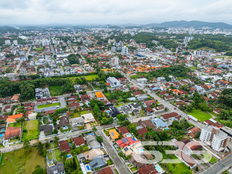 Seu novo lar no bairro Glória, em Joinville, espera por você!
Essa residência única é um verdadeiro convite à qualidade de vida, conforto e segurança. Com 371,40 m² de área, este sobrado, edificado em um terreno plano e regular de 960 m², se destaca por sua arquitetura imponente, ambientes generosos e localização estratégica em rua pavimentada, com face norte e ótima incidência solar.
O interior do imóvel impressiona com pé-direito alto, iluminação natural abundante e detalhes em vidro colorido que agregam charme e personalidade. A área social é integrada e envolvente: a sala de estar com lareira, a sala de jantar e a cozinha gourmet equipada com móveis sob medida e fogão a lenha criam o ambiente ideal para receber bem e viver momentos memoráveis em família.
A residência conta com 2 dormitórios, sendo 1 suíte com sacada privativa, 2 banheiros sociais, 1 lavabo, home office, ampla área de serviço, garagem coberta para 2 veículos e 5 vagas descobertas. Todos os cômodos foram pensados para oferecer funcionalidade e aconchego, com acabamentos de qualidade, móveis de cozinha inclusos e climatização.
Na área externa, o jardim é amplo e bem cuidado, perfeito para crianças ou pets, e conta com piscina, ideal para os dias quentes de verão. A propriedade também possui portão eletrônico, sistema de vigilância eletrônica com monitoramento privado, garantindo tranquilidade e segurança.
Localizada no coração do bairro Glória — um dos mais valorizados de Joinville —, essa residência está próxima a escolas, mercados, serviços essenciais e vias de acesso rápido ao centro e outras regiões da cidade.
Não perca esta oportunidade única de viver com conforto, espaço e segurança em um imóvel completo, sólido e pronto para morar!
Agende uma visita com a equipe da 636 Negócios Imobiliários — há mais de 30 anos transformando imóveis em conquistas reais.
636 NEGÓCIOS IMOBILIÁRIOS: A SUA MELHOR ESCOLHA
Com mais de 30 anos de experiência, a 636 Negócios Imobiliários é sua parceira ideal para encontrar o imóvel perfeito. Estamos prontos para ajudá-lo a fazer deste imóvel o seu novo lar.
Telefone: (47) 3451-0636
WhatsApp: (47) 99190-0636
Não perca esta oportunidade única. Visite nosso site para mais informações: i636.com.br
