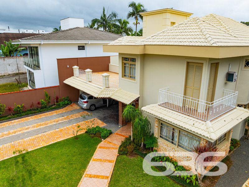Seu novo lar no bairro Glória, em Joinville, espera por você!
Essa residência única é um verdadeiro convite à qualidade de vida, conforto e segurança. Com 371,40 m² de área, este sobrado, edificado em um terreno plano e regular de 960 m², se destaca por sua arquitetura imponente, ambientes generosos e localização estratégica em rua pavimentada, com face norte e ótima incidência solar.
O interior do imóvel impressiona com pé-direito alto, iluminação natural abundante e detalhes em vidro colorido que agregam charme e personalidade. A área social é integrada e envolvente: a sala de estar com lareira, a sala de jantar e a cozinha gourmet equipada com móveis sob medida e fogão a lenha criam o ambiente ideal para receber bem e viver momentos memoráveis em família.
A residência conta com 2 dormitórios, sendo 1 suíte com sacada privativa, 2 banheiros sociais, 1 lavabo, home office, ampla área de serviço, garagem coberta para 2 veículos e 5 vagas descobertas. Todos os cômodos foram pensados para oferecer funcionalidade e aconchego, com acabamentos de qualidade, móveis de cozinha inclusos e climatização.
Na área externa, o jardim é amplo e bem cuidado, perfeito para crianças ou pets, e conta com piscina, ideal para os dias quentes de verão. A propriedade também possui portão eletrônico, sistema de vigilância eletrônica com monitoramento privado, garantindo tranquilidade e segurança.
Localizada no coração do bairro Glória — um dos mais valorizados de Joinville —, essa residência está próxima a escolas, mercados, serviços essenciais e vias de acesso rápido ao centro e outras regiões da cidade.
Não perca esta oportunidade única de viver com conforto, espaço e segurança em um imóvel completo, sólido e pronto para morar!
Agende uma visita com a equipe da 636 Negócios Imobiliários — há mais de 30 anos transformando imóveis em conquistas reais.
636 NEGÓCIOS IMOBILIÁRIOS: A SUA MELHOR ESCOLHA
Com mais de 30 anos de experiência, a 636 Negócios Imobiliários é sua parceira ideal para encontrar o imóvel perfeito. Estamos prontos para ajudá-lo a fazer deste imóvel o seu novo lar.
Telefone: (47) 3451-0636
WhatsApp: (47) 99190-0636
Não perca esta oportunidade única. Visite nosso site para mais informações: i636.com.br