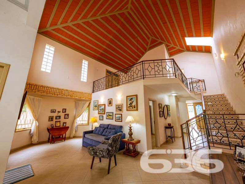 Seu novo lar no bairro Glória, em Joinville, espera por você!
Essa residência única é um verdadeiro convite à qualidade de vida, conforto e segurança. Com 371,40 m² de área, este sobrado, edificado em um terreno plano e regular de 960 m², se destaca por sua arquitetura imponente, ambientes generosos e localização estratégica em rua pavimentada, com face norte e ótima incidência solar.
O interior do imóvel impressiona com pé-direito alto, iluminação natural abundante e detalhes em vidro colorido que agregam charme e personalidade. A área social é integrada e envolvente: a sala de estar com lareira, a sala de jantar e a cozinha gourmet equipada com móveis sob medida e fogão a lenha criam o ambiente ideal para receber bem e viver momentos memoráveis em família.
A residência conta com 2 dormitórios, sendo 1 suíte com sacada privativa, 2 banheiros sociais, 1 lavabo, home office, ampla área de serviço, garagem coberta para 2 veículos e 5 vagas descobertas. Todos os cômodos foram pensados para oferecer funcionalidade e aconchego, com acabamentos de qualidade, móveis de cozinha inclusos e climatização.
Na área externa, o jardim é amplo e bem cuidado, perfeito para crianças ou pets, e conta com piscina, ideal para os dias quentes de verão. A propriedade também possui portão eletrônico, sistema de vigilância eletrônica com monitoramento privado, garantindo tranquilidade e segurança.
Localizada no coração do bairro Glória — um dos mais valorizados de Joinville —, essa residência está próxima a escolas, mercados, serviços essenciais e vias de acesso rápido ao centro e outras regiões da cidade.
Não perca esta oportunidade única de viver com conforto, espaço e segurança em um imóvel completo, sólido e pronto para morar!
Agende uma visita com a equipe da 636 Negócios Imobiliários — há mais de 30 anos transformando imóveis em conquistas reais.
636 NEGÓCIOS IMOBILIÁRIOS: A SUA MELHOR ESCOLHA
Com mais de 30 anos de experiência, a 636 Negócios Imobiliários é sua parceira ideal para encontrar o imóvel perfeito. Estamos prontos para ajudá-lo a fazer deste imóvel o seu novo lar.
Telefone: (47) 3451-0636
WhatsApp: (47) 99190-0636
Não perca esta oportunidade única. Visite nosso site para mais informações: i636.com.br