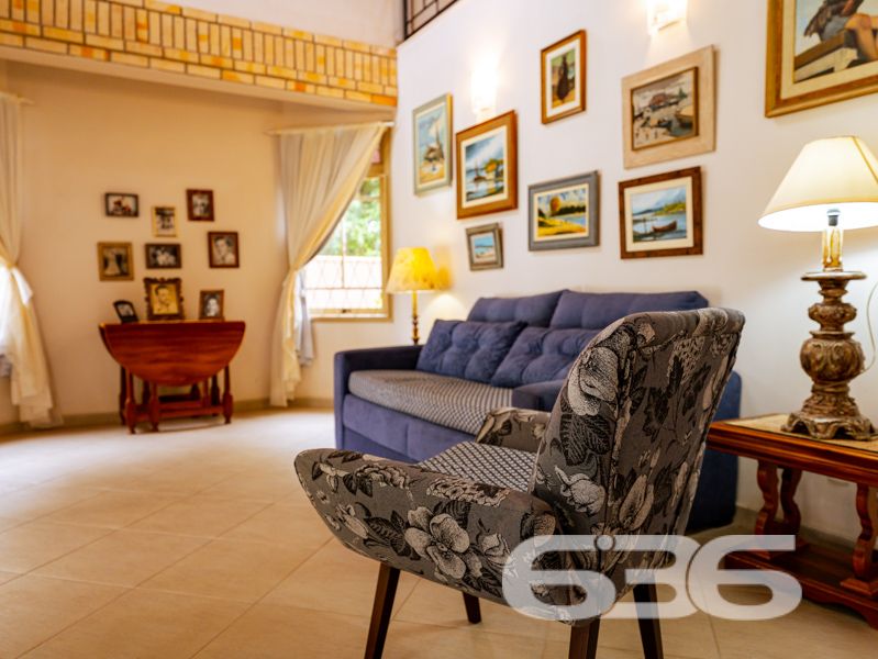 Seu novo lar no bairro Glória, em Joinville, espera por você!
Essa residência única é um verdadeiro convite à qualidade de vida, conforto e segurança. Com 371,40 m² de área, este sobrado, edificado em um terreno plano e regular de 960 m², se destaca por sua arquitetura imponente, ambientes generosos e localização estratégica em rua pavimentada, com face norte e ótima incidência solar.
O interior do imóvel impressiona com pé-direito alto, iluminação natural abundante e detalhes em vidro colorido que agregam charme e personalidade. A área social é integrada e envolvente: a sala de estar com lareira, a sala de jantar e a cozinha gourmet equipada com móveis sob medida e fogão a lenha criam o ambiente ideal para receber bem e viver momentos memoráveis em família.
A residência conta com 2 dormitórios, sendo 1 suíte com sacada privativa, 2 banheiros sociais, 1 lavabo, home office, ampla área de serviço, garagem coberta para 2 veículos e 5 vagas descobertas. Todos os cômodos foram pensados para oferecer funcionalidade e aconchego, com acabamentos de qualidade, móveis de cozinha inclusos e climatização.
Na área externa, o jardim é amplo e bem cuidado, perfeito para crianças ou pets, e conta com piscina, ideal para os dias quentes de verão. A propriedade também possui portão eletrônico, sistema de vigilância eletrônica com monitoramento privado, garantindo tranquilidade e segurança.
Localizada no coração do bairro Glória — um dos mais valorizados de Joinville —, essa residência está próxima a escolas, mercados, serviços essenciais e vias de acesso rápido ao centro e outras regiões da cidade.
Não perca esta oportunidade única de viver com conforto, espaço e segurança em um imóvel completo, sólido e pronto para morar!
Agende uma visita com a equipe da 636 Negócios Imobiliários — há mais de 30 anos transformando imóveis em conquistas reais.
636 NEGÓCIOS IMOBILIÁRIOS: A SUA MELHOR ESCOLHA
Com mais de 30 anos de experiência, a 636 Negócios Imobiliários é sua parceira ideal para encontrar o imóvel perfeito. Estamos prontos para ajudá-lo a fazer deste imóvel o seu novo lar.
Telefone: (47) 3451-0636
WhatsApp: (47) 99190-0636
Não perca esta oportunidade única. Visite nosso site para mais informações: i636.com.br