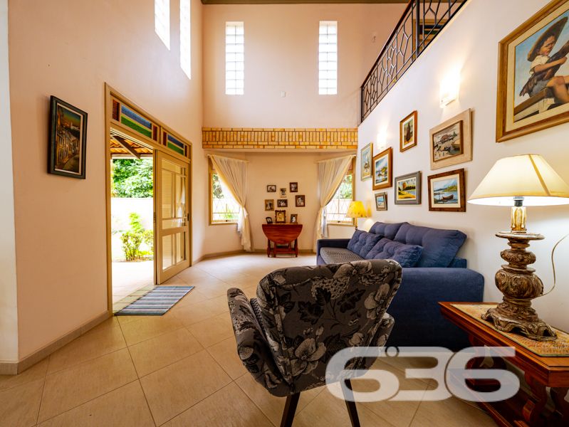 Seu novo lar no bairro Glória, em Joinville, espera por você!
Essa residência única é um verdadeiro convite à qualidade de vida, conforto e segurança. Com 371,40 m² de área, este sobrado, edificado em um terreno plano e regular de 960 m², se destaca por sua arquitetura imponente, ambientes generosos e localização estratégica em rua pavimentada, com face norte e ótima incidência solar.
O interior do imóvel impressiona com pé-direito alto, iluminação natural abundante e detalhes em vidro colorido que agregam charme e personalidade. A área social é integrada e envolvente: a sala de estar com lareira, a sala de jantar e a cozinha gourmet equipada com móveis sob medida e fogão a lenha criam o ambiente ideal para receber bem e viver momentos memoráveis em família.
A residência conta com 2 dormitórios, sendo 1 suíte com sacada privativa, 2 banheiros sociais, 1 lavabo, home office, ampla área de serviço, garagem coberta para 2 veículos e 5 vagas descobertas. Todos os cômodos foram pensados para oferecer funcionalidade e aconchego, com acabamentos de qualidade, móveis de cozinha inclusos e climatização.
Na área externa, o jardim é amplo e bem cuidado, perfeito para crianças ou pets, e conta com piscina, ideal para os dias quentes de verão. A propriedade também possui portão eletrônico, sistema de vigilância eletrônica com monitoramento privado, garantindo tranquilidade e segurança.
Localizada no coração do bairro Glória — um dos mais valorizados de Joinville —, essa residência está próxima a escolas, mercados, serviços essenciais e vias de acesso rápido ao centro e outras regiões da cidade.
Não perca esta oportunidade única de viver com conforto, espaço e segurança em um imóvel completo, sólido e pronto para morar!
Agende uma visita com a equipe da 636 Negócios Imobiliários — há mais de 30 anos transformando imóveis em conquistas reais.
636 NEGÓCIOS IMOBILIÁRIOS: A SUA MELHOR ESCOLHA
Com mais de 30 anos de experiência, a 636 Negócios Imobiliários é sua parceira ideal para encontrar o imóvel perfeito. Estamos prontos para ajudá-lo a fazer deste imóvel o seu novo lar.
Telefone: (47) 3451-0636
WhatsApp: (47) 99190-0636
Não perca esta oportunidade única. Visite nosso site para mais informações: i636.com.br